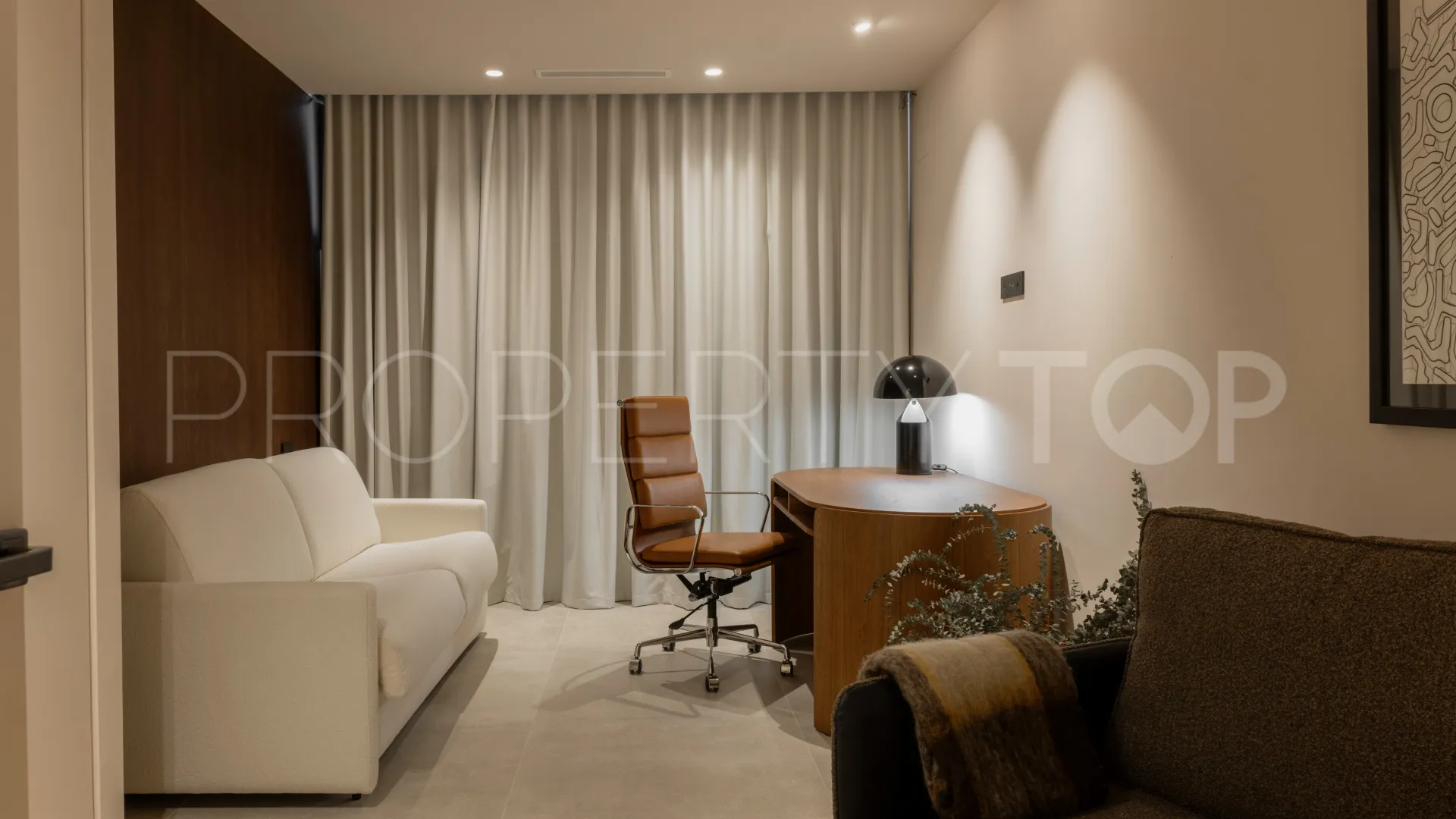 6 bedrooms Nueva Andalucia villa for sale