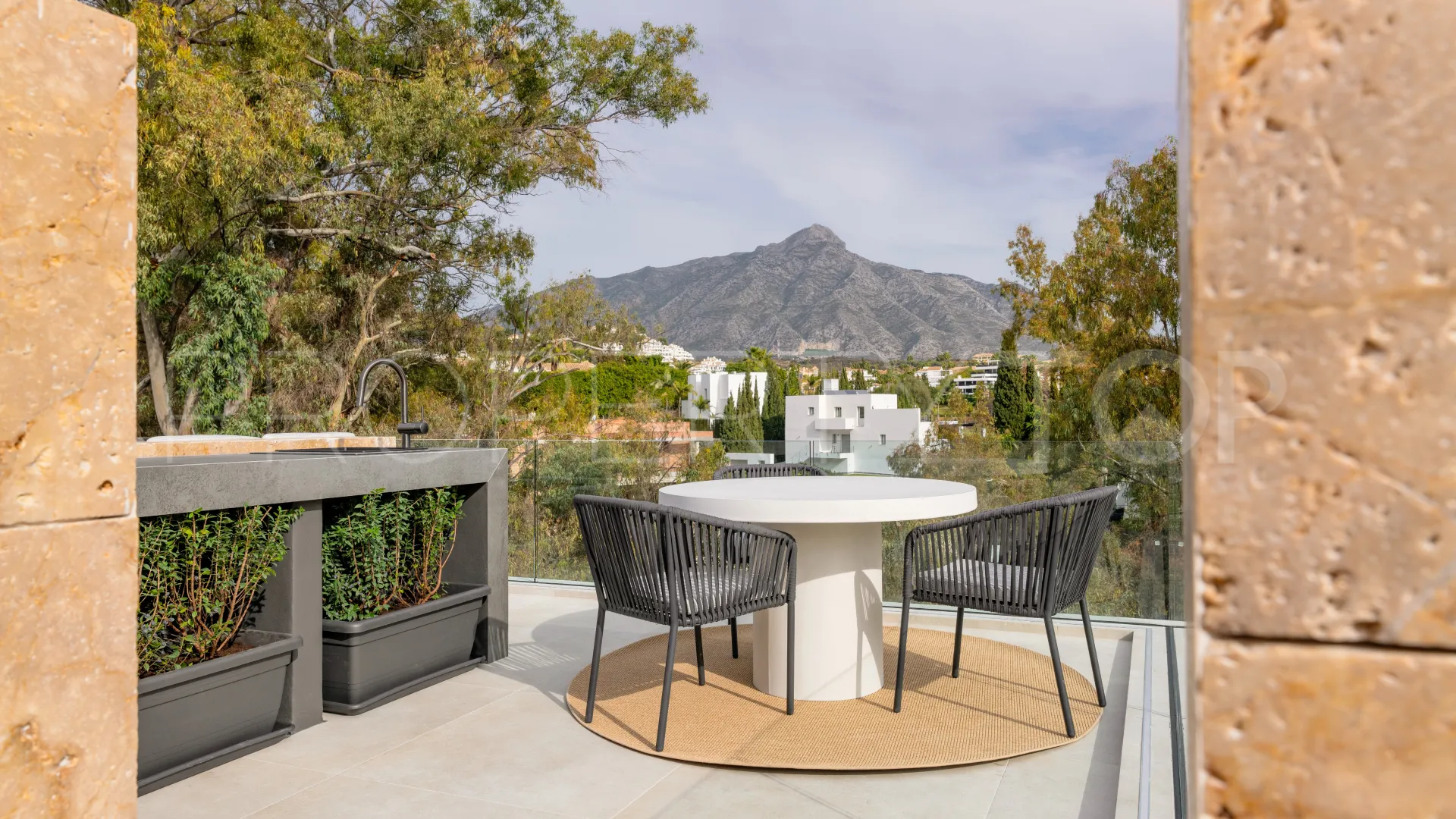 6 bedrooms Nueva Andalucia villa for sale