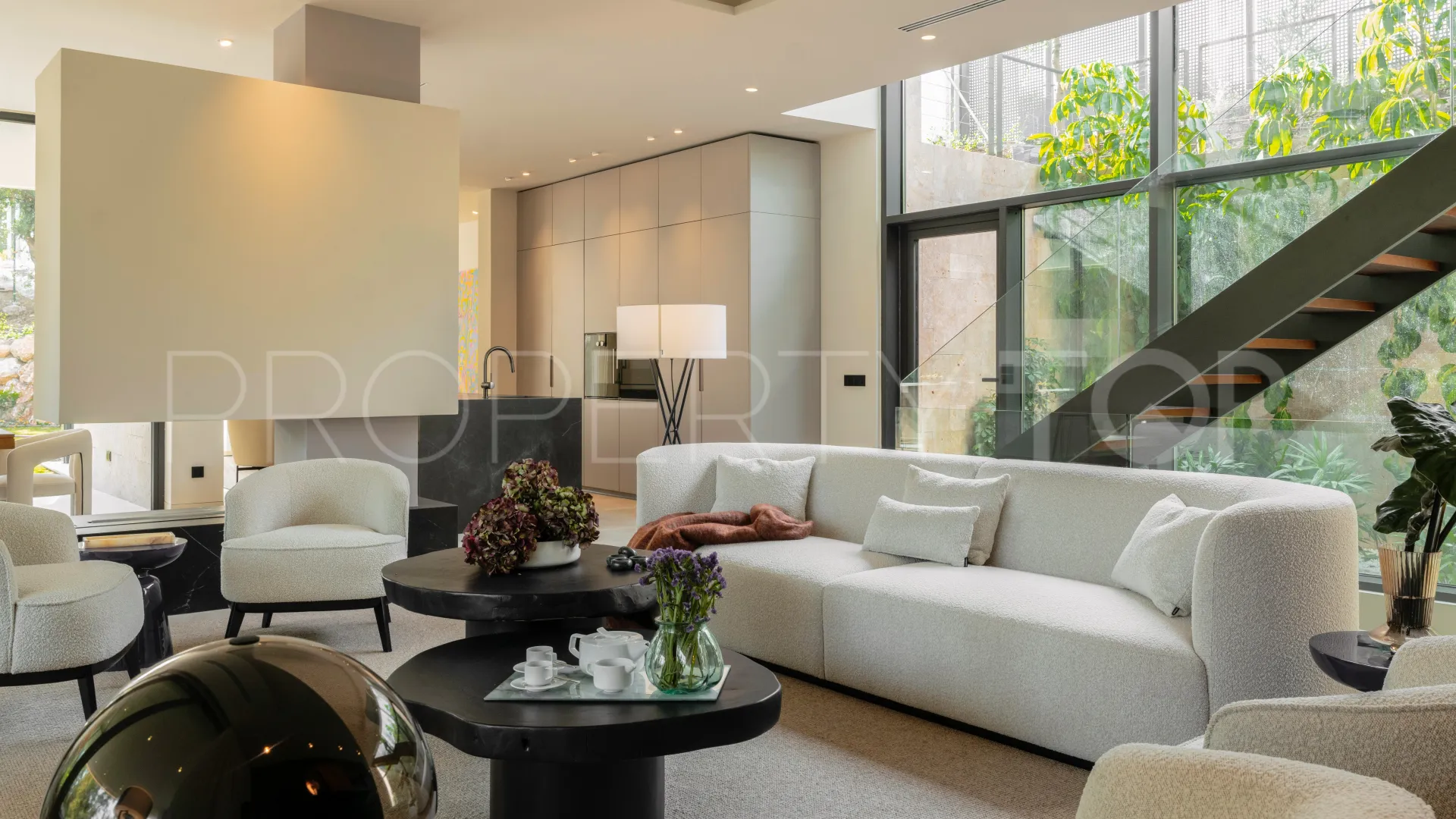 6 bedrooms Nueva Andalucia villa for sale