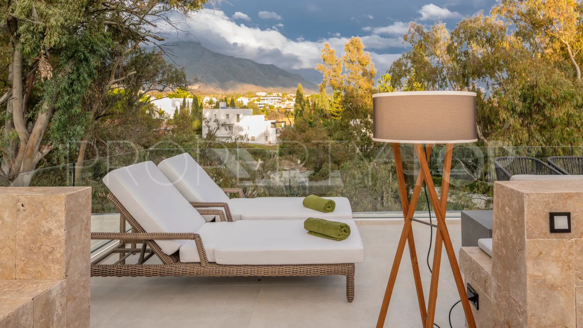 6 bedrooms Nueva Andalucia villa for sale