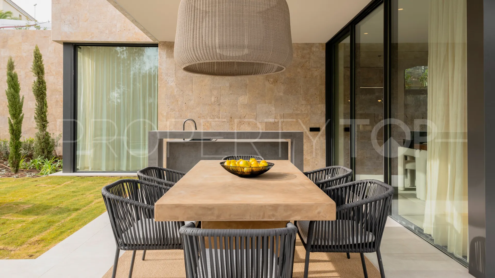 6 bedrooms Nueva Andalucia villa for sale