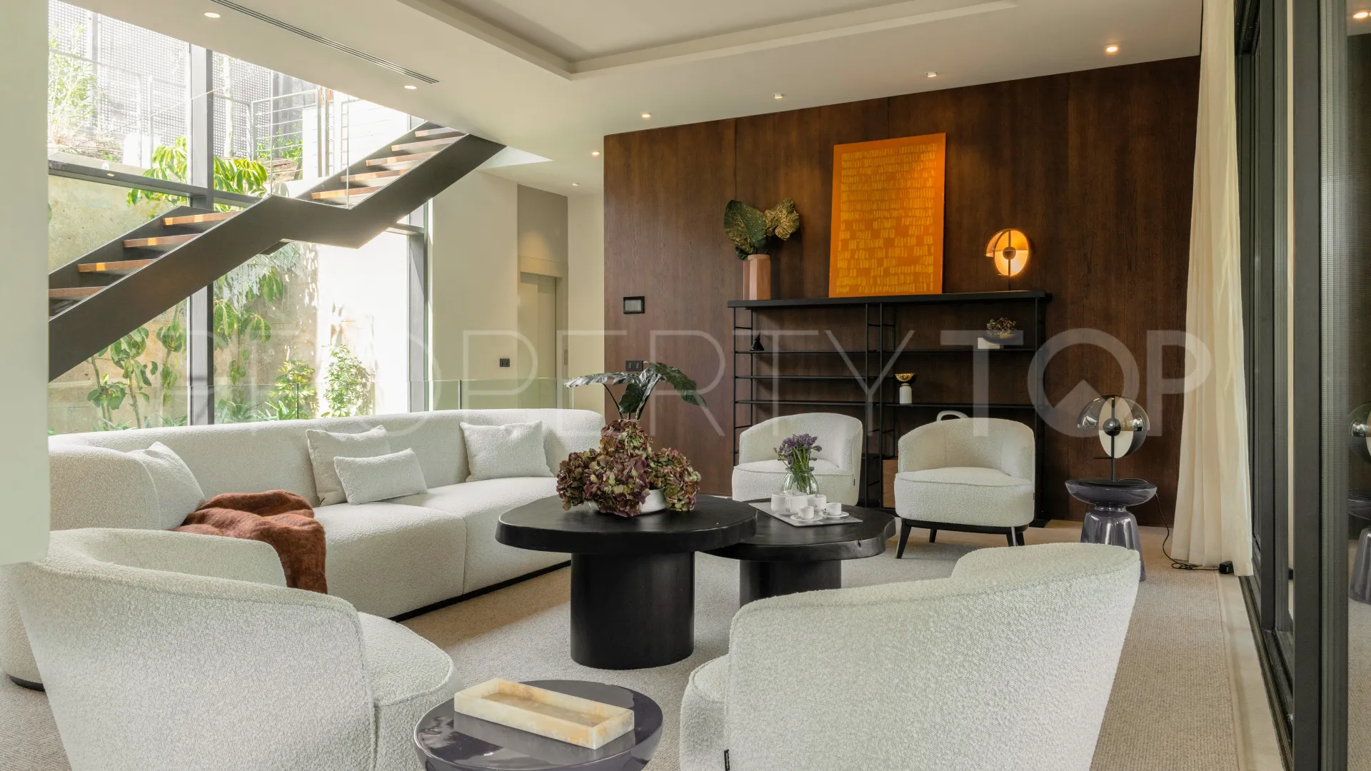 6 bedrooms Nueva Andalucia villa for sale