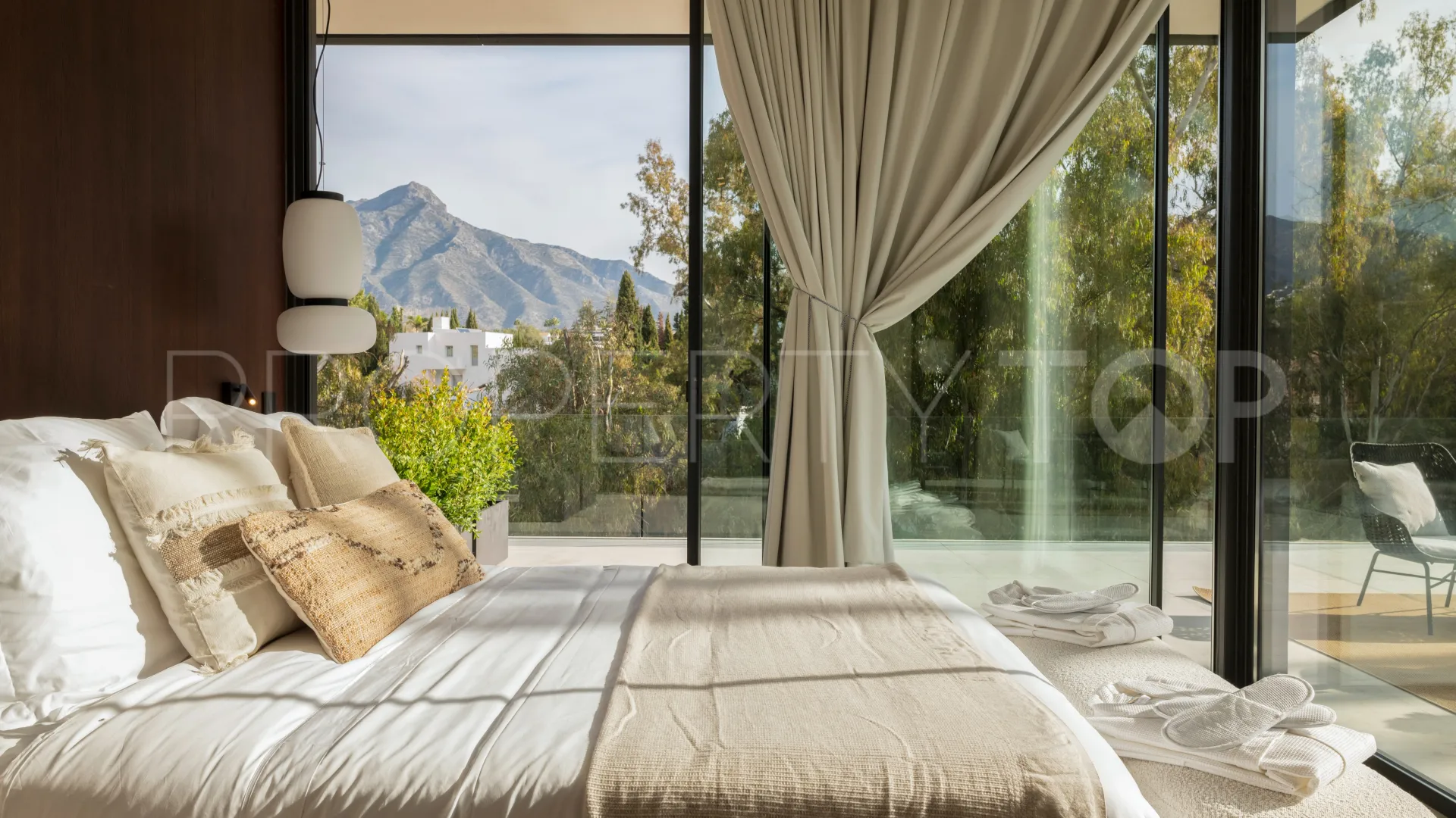 6 bedrooms Nueva Andalucia villa for sale