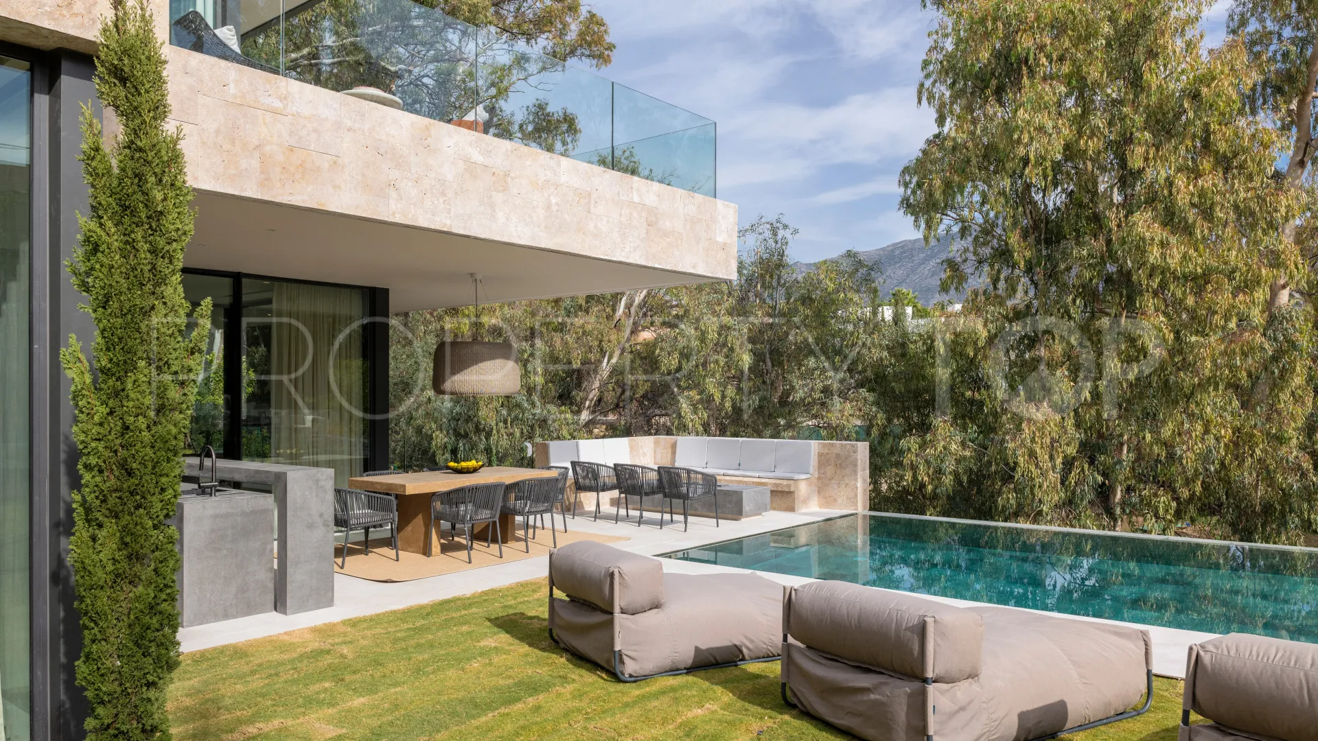 6 bedrooms Nueva Andalucia villa for sale