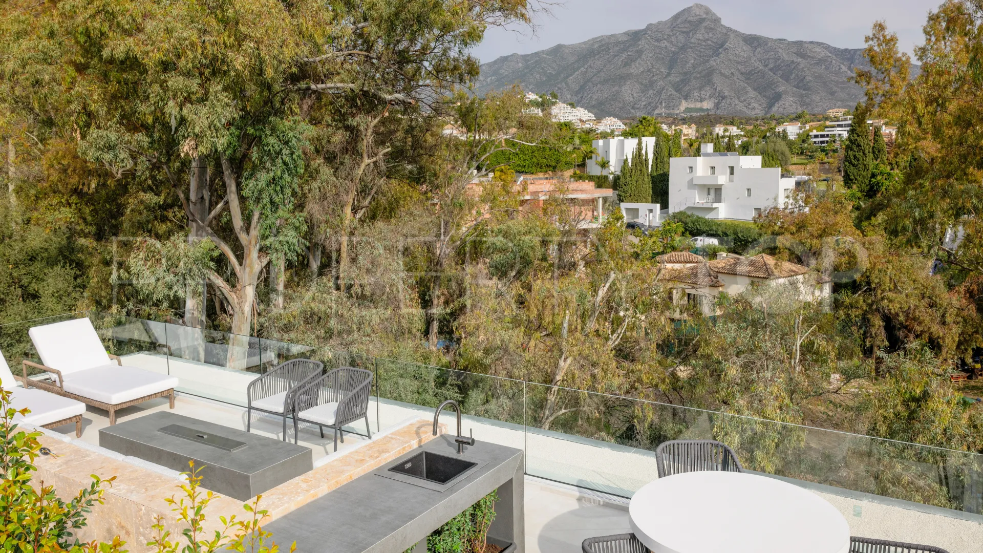 6 bedrooms Nueva Andalucia villa for sale