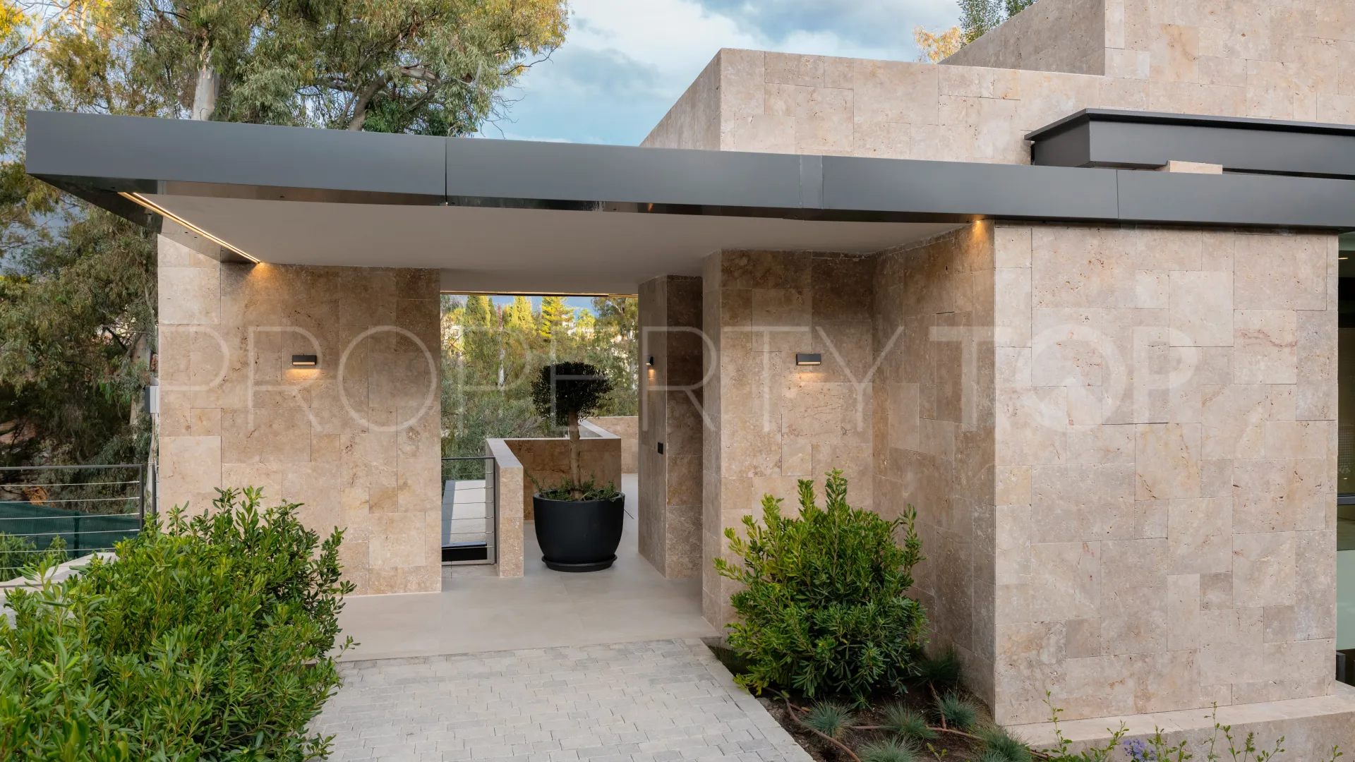 6 bedrooms Nueva Andalucia villa for sale