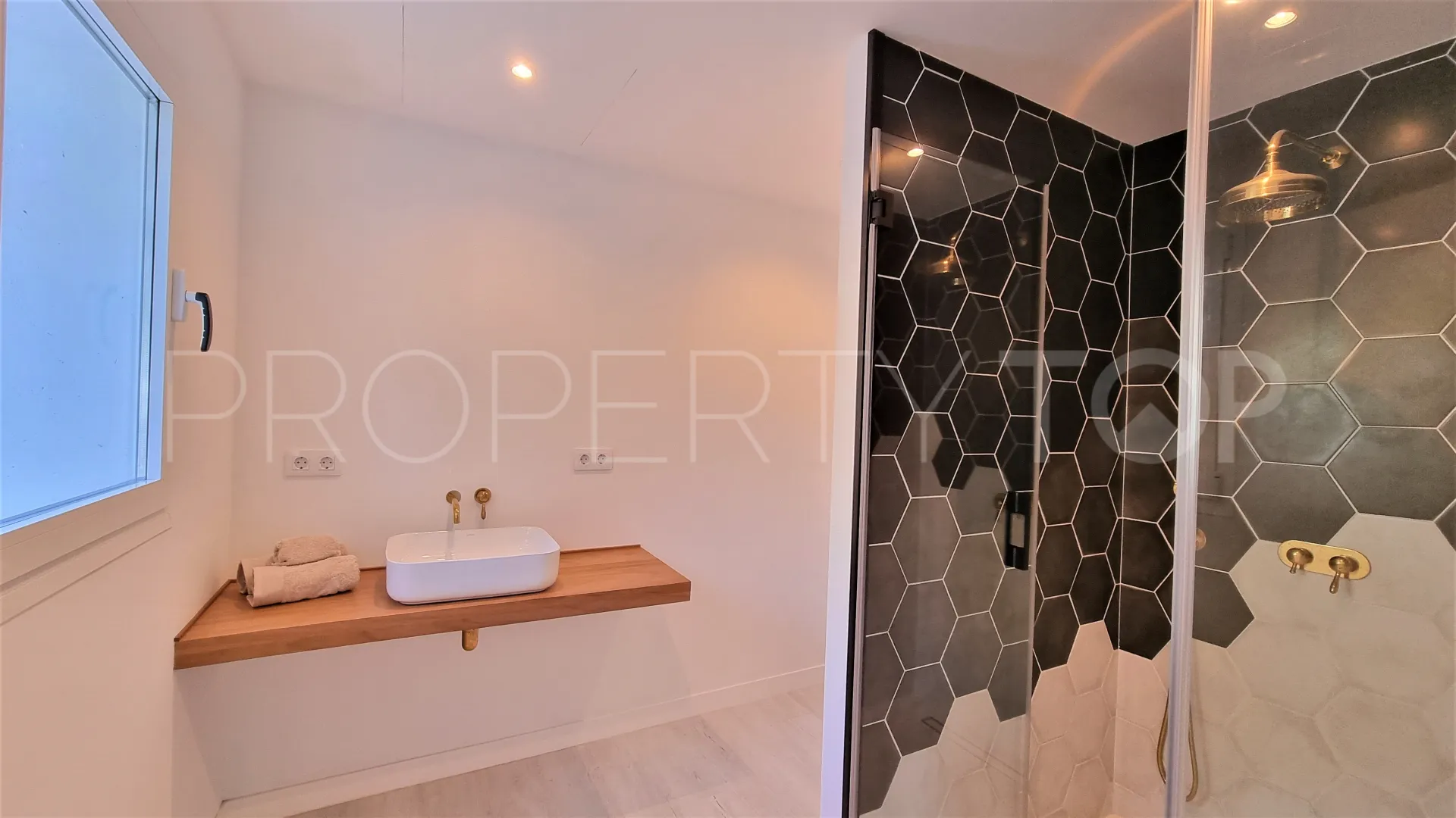 For sale villa in Guadalmina Alta with 5 bedrooms