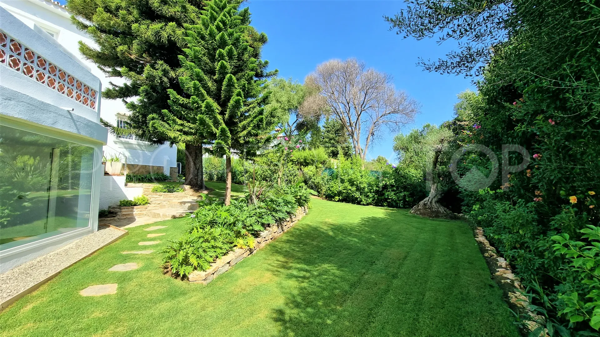 For sale villa in Guadalmina Alta with 5 bedrooms