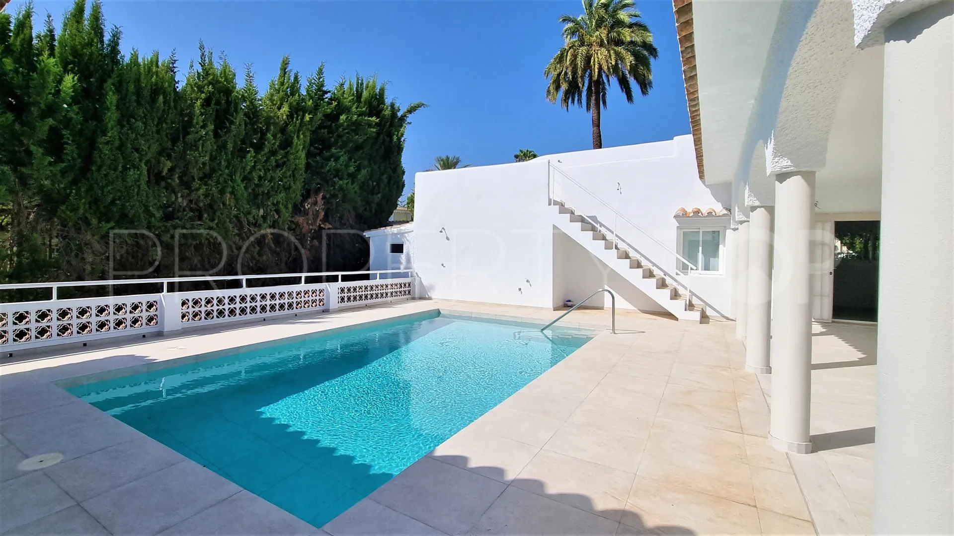 For sale villa in Guadalmina Alta with 5 bedrooms