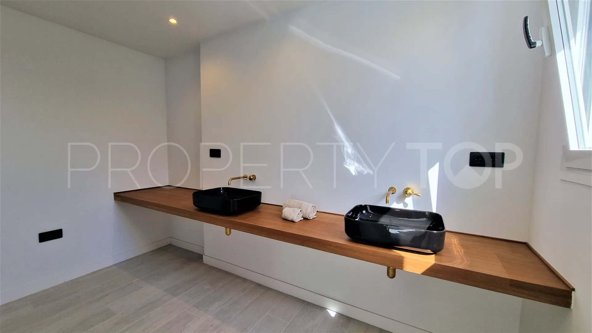 For sale villa in Guadalmina Alta with 5 bedrooms
