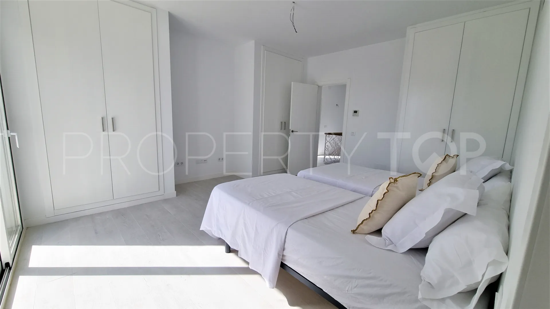 For sale villa in Guadalmina Alta with 5 bedrooms