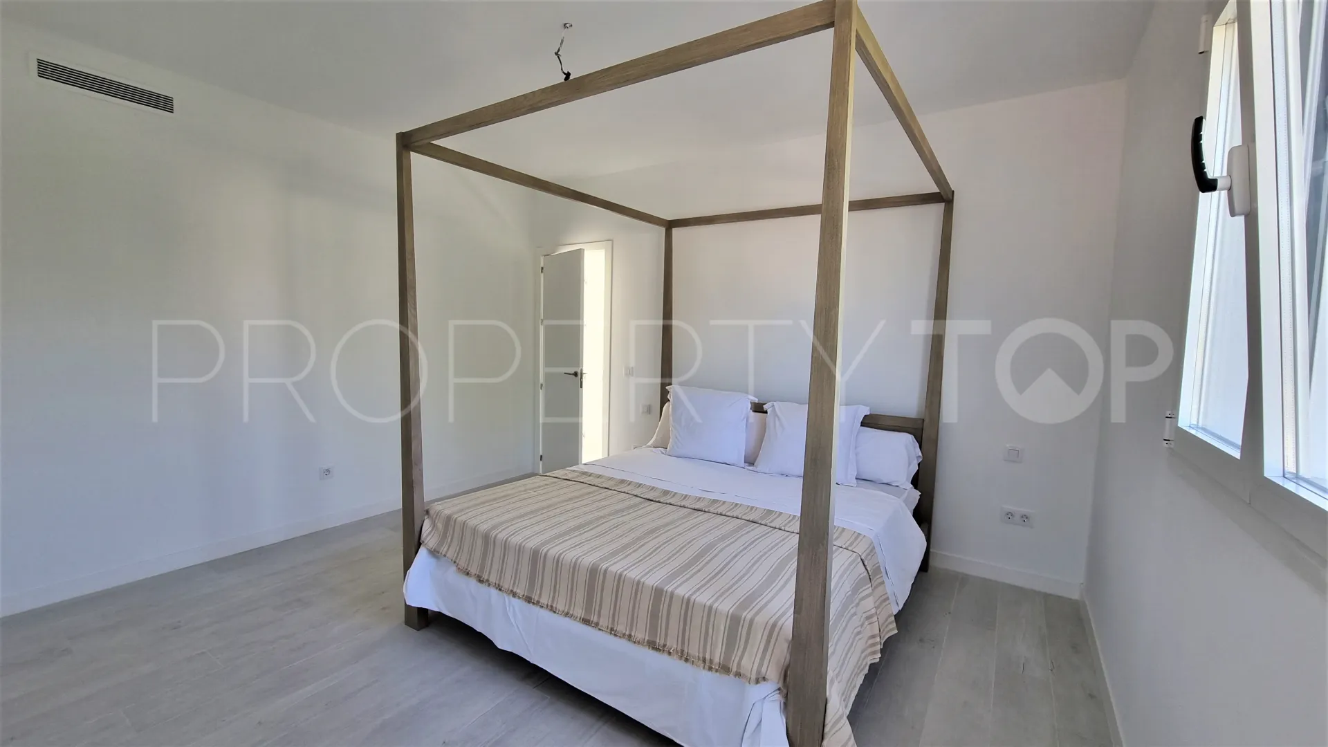 For sale villa in Guadalmina Alta with 5 bedrooms