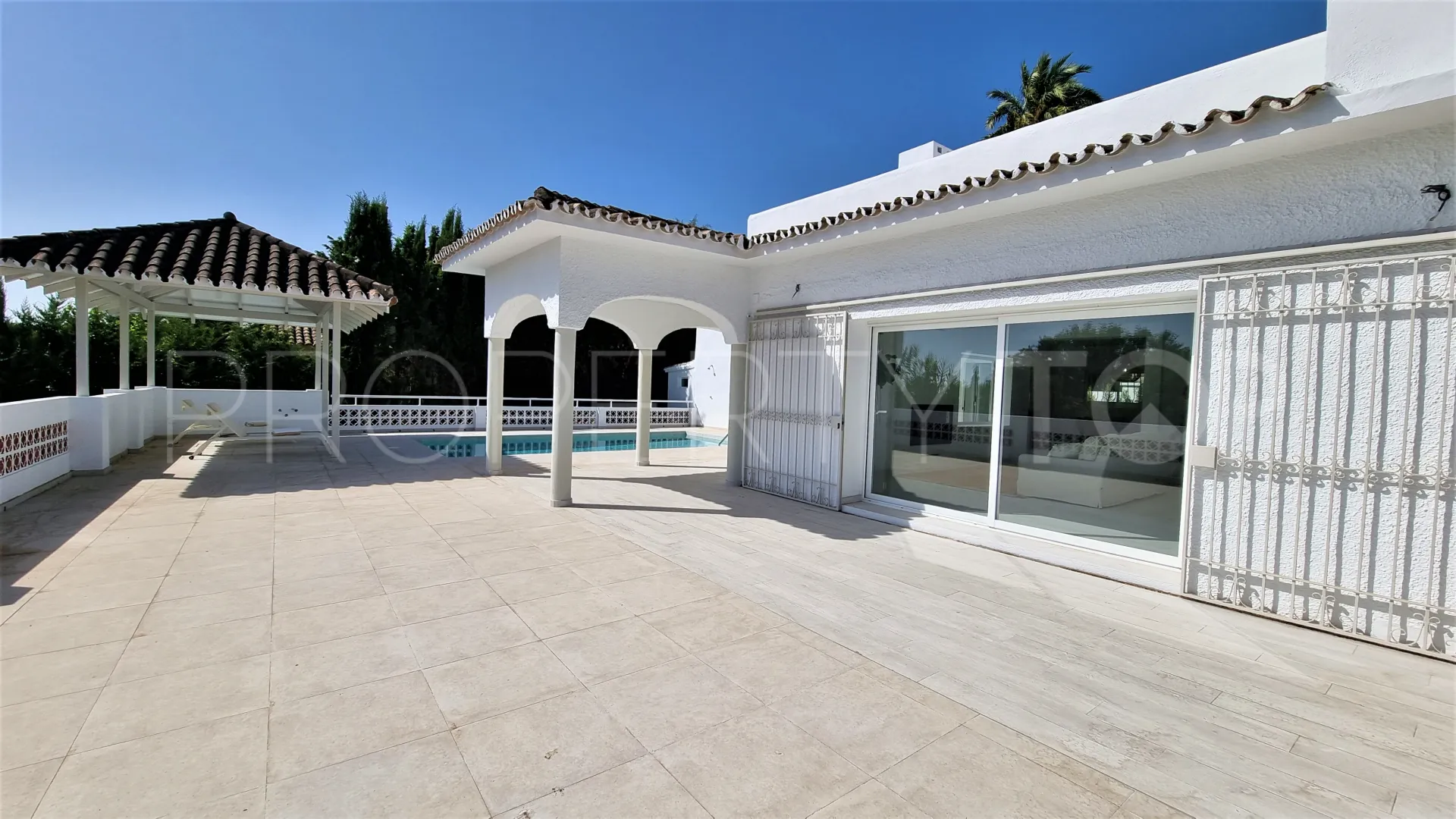 For sale villa in Guadalmina Alta with 5 bedrooms