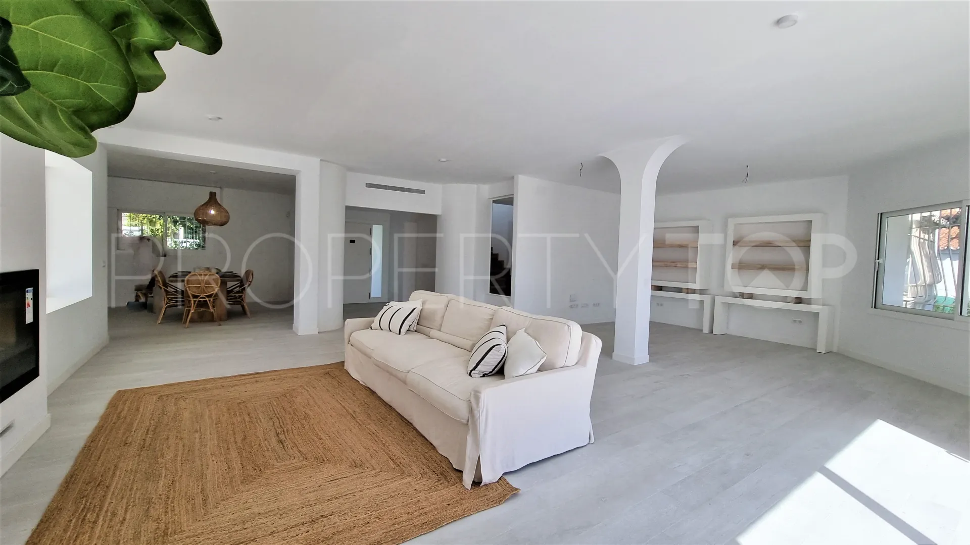 For sale villa in Guadalmina Alta with 5 bedrooms