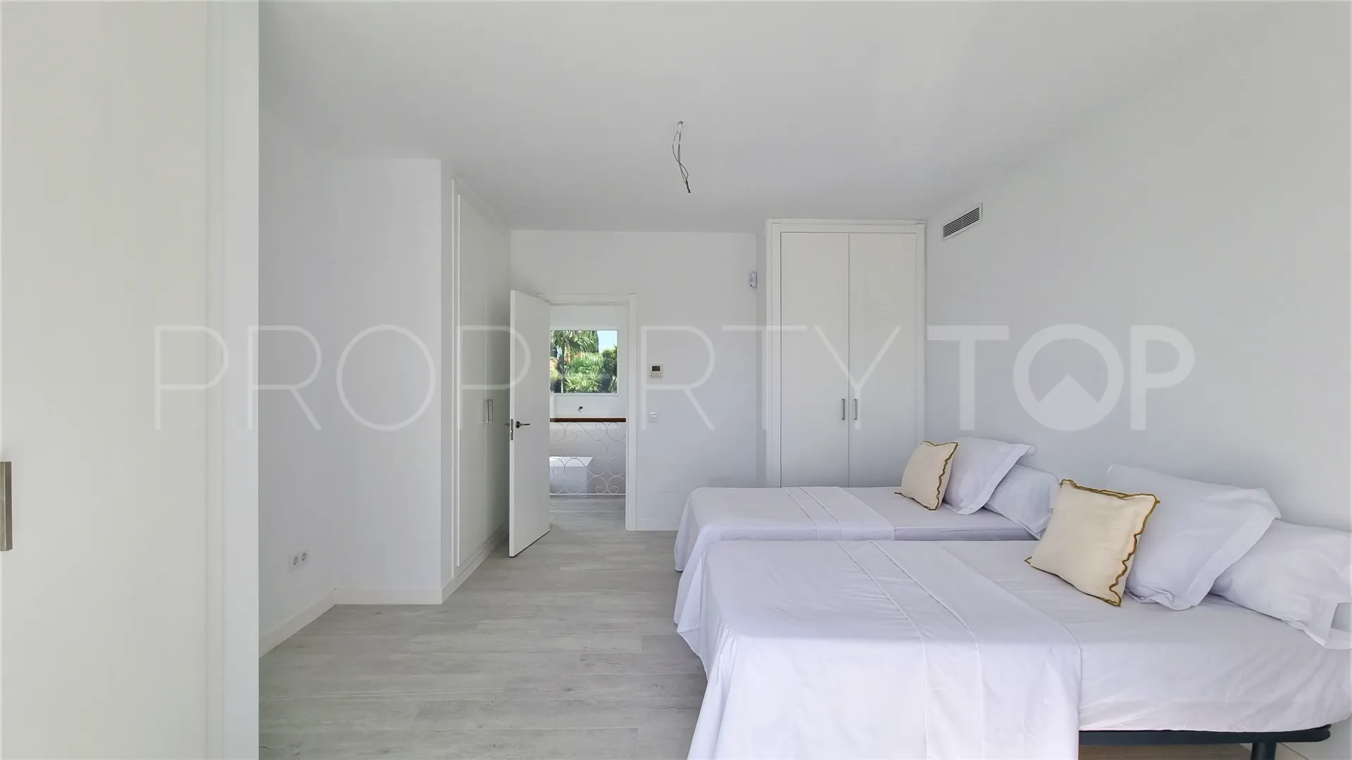 For sale villa in Guadalmina Alta with 5 bedrooms