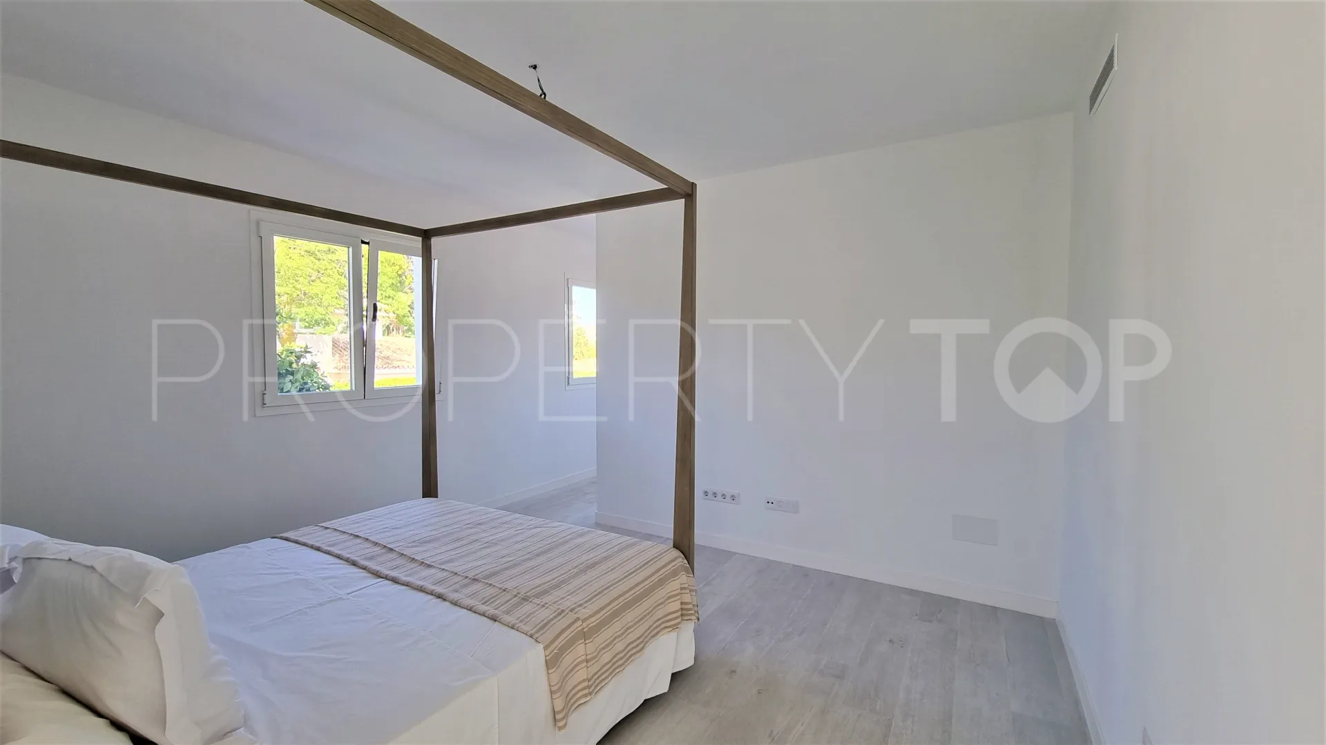 For sale villa in Guadalmina Alta with 5 bedrooms