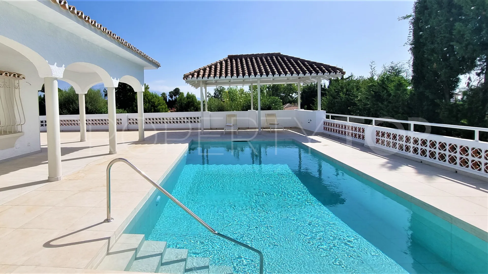 For sale villa in Guadalmina Alta with 5 bedrooms