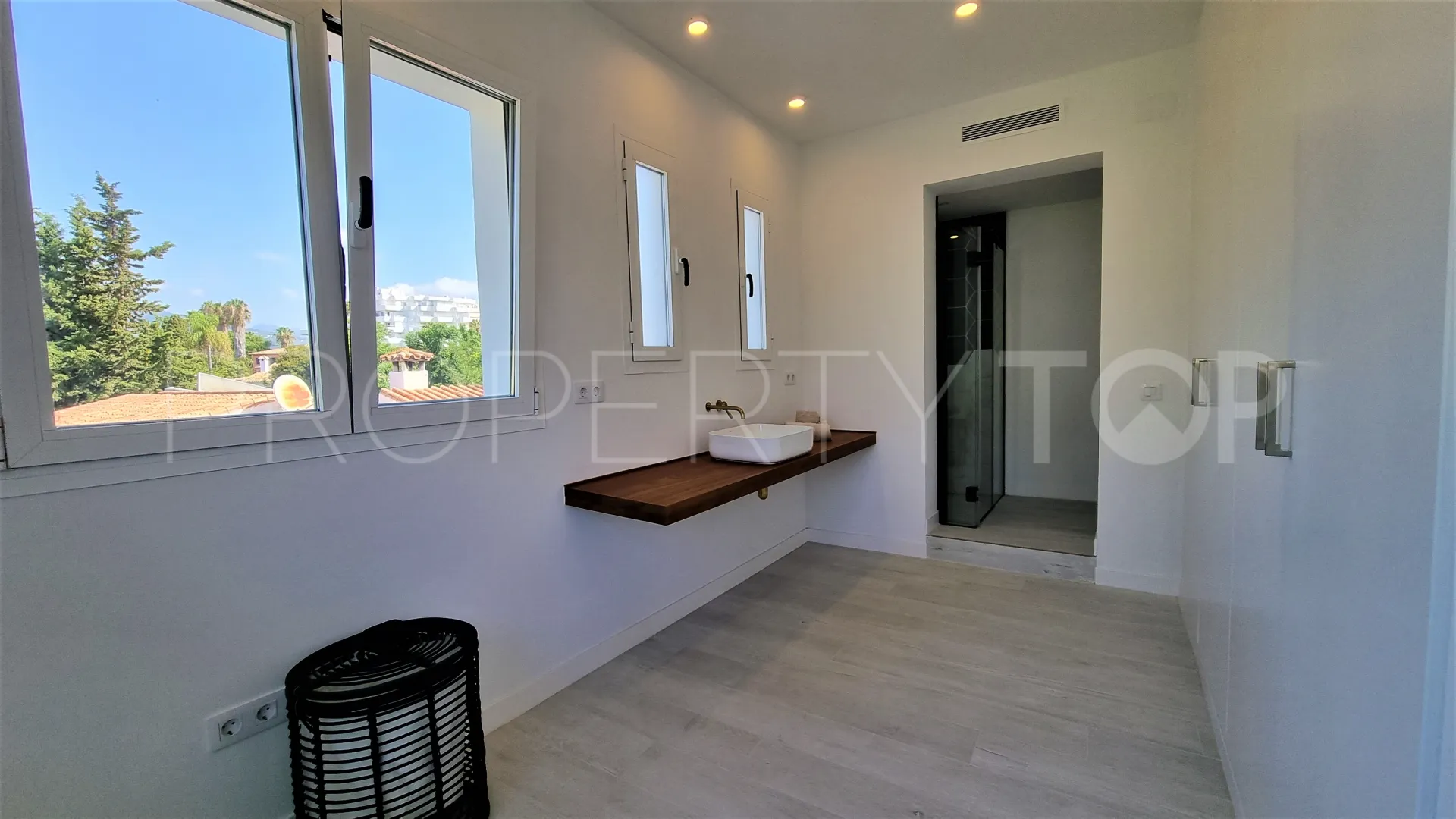 For sale villa in Guadalmina Alta with 5 bedrooms