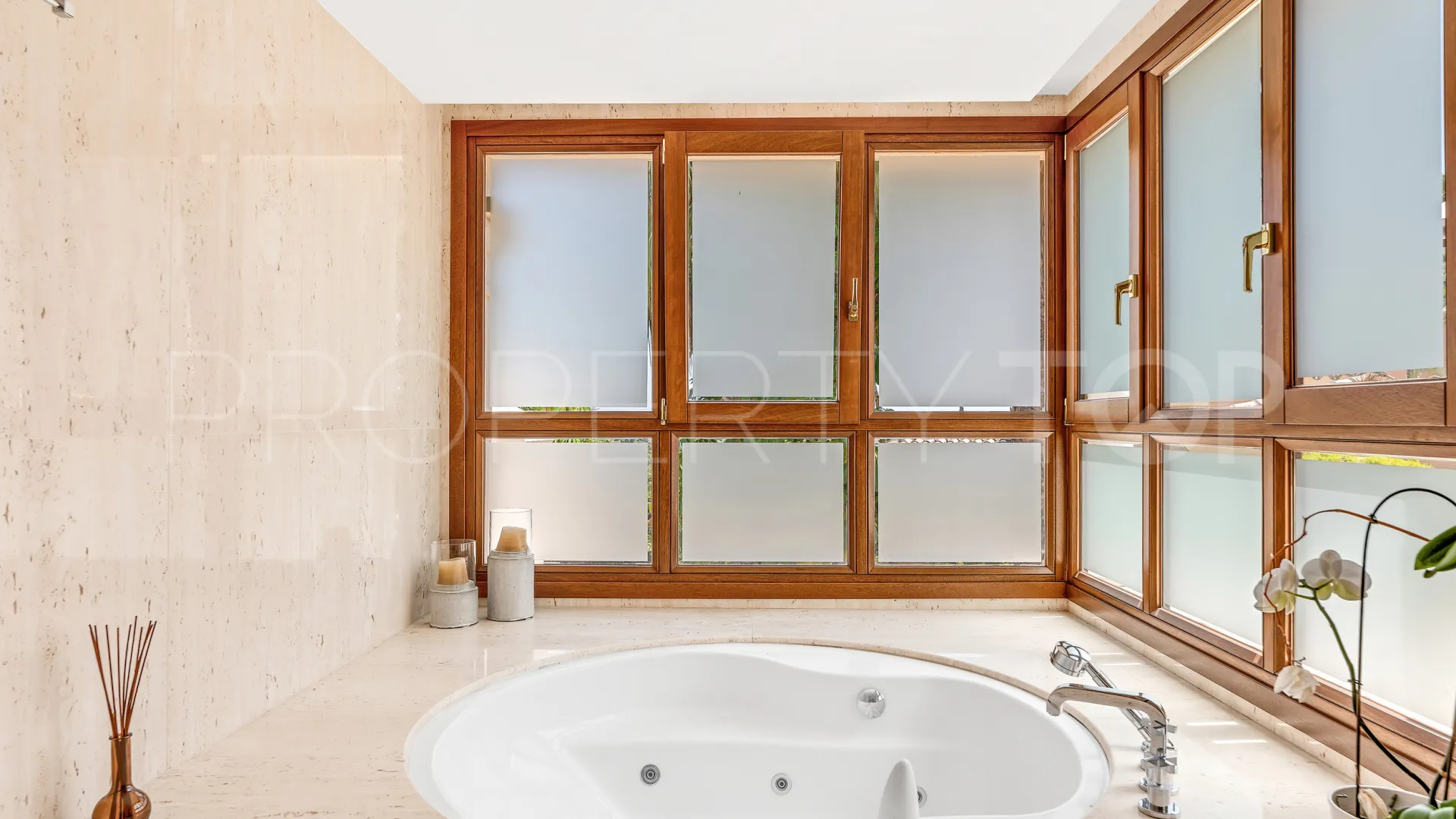 Nueva Andalucia 7 bedrooms villa for sale