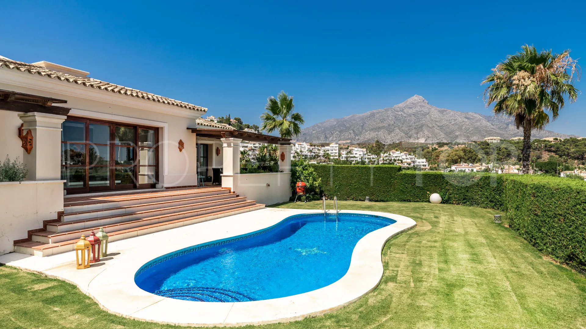 Nueva Andalucia 7 bedrooms villa for sale