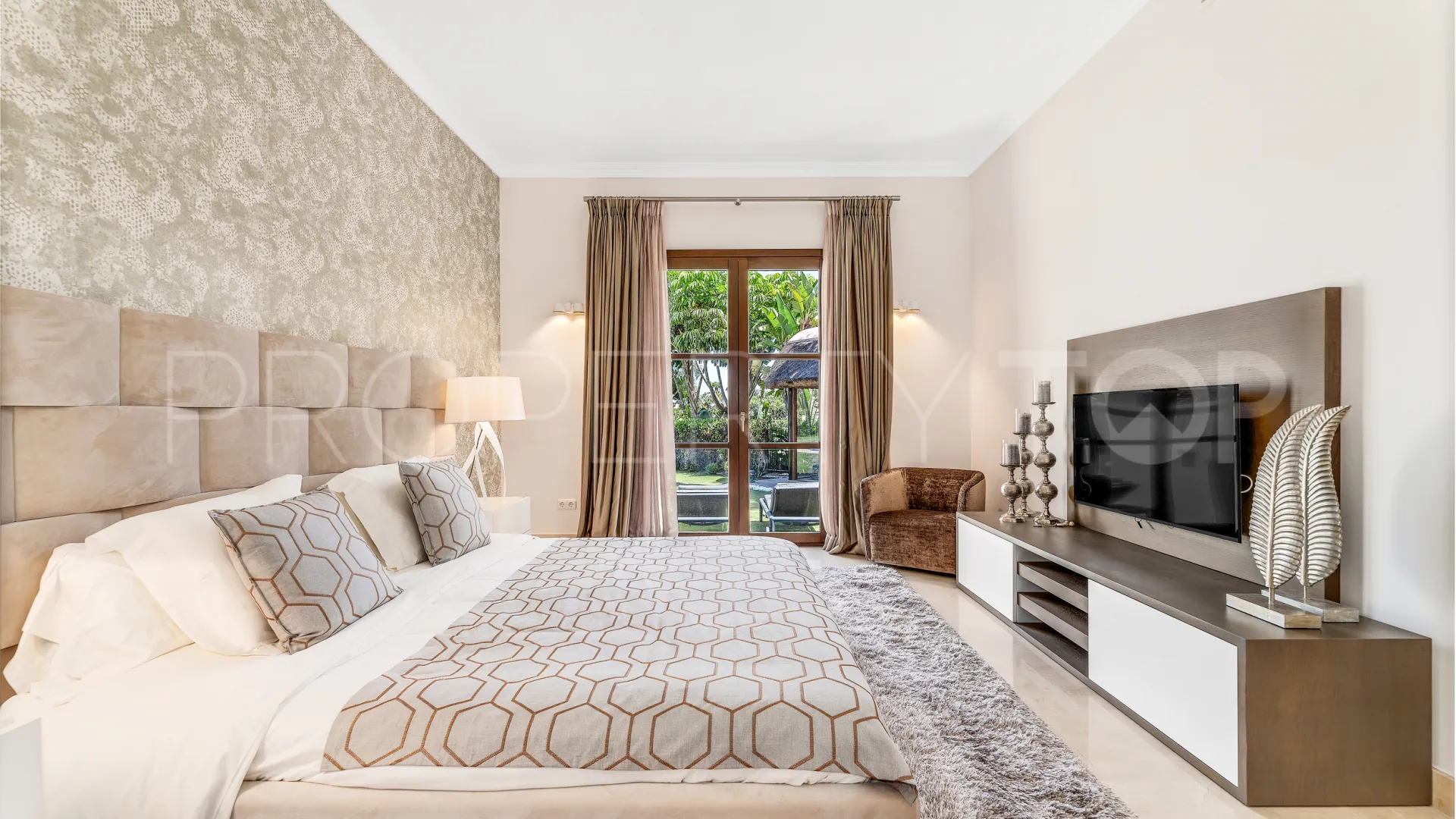 Nueva Andalucia 7 bedrooms villa for sale
