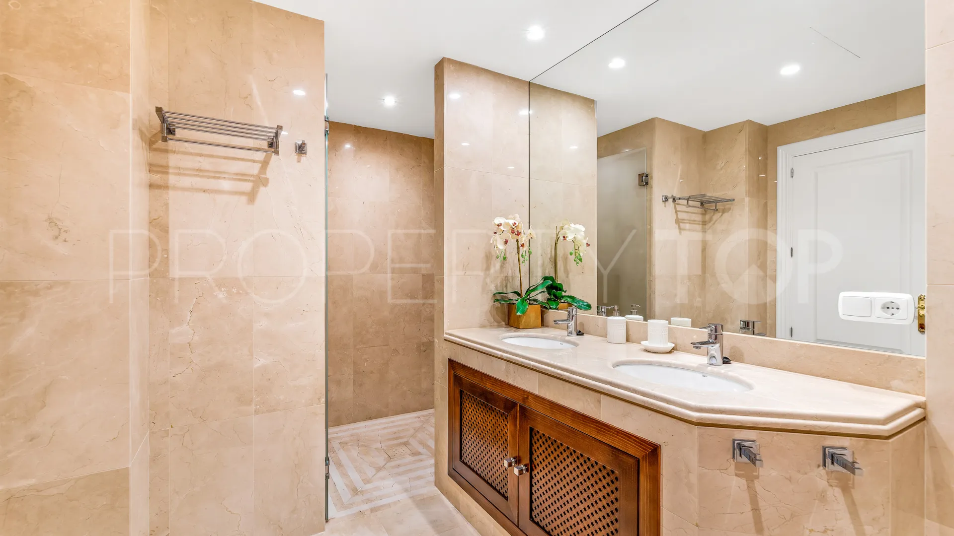 Nueva Andalucia 7 bedrooms villa for sale