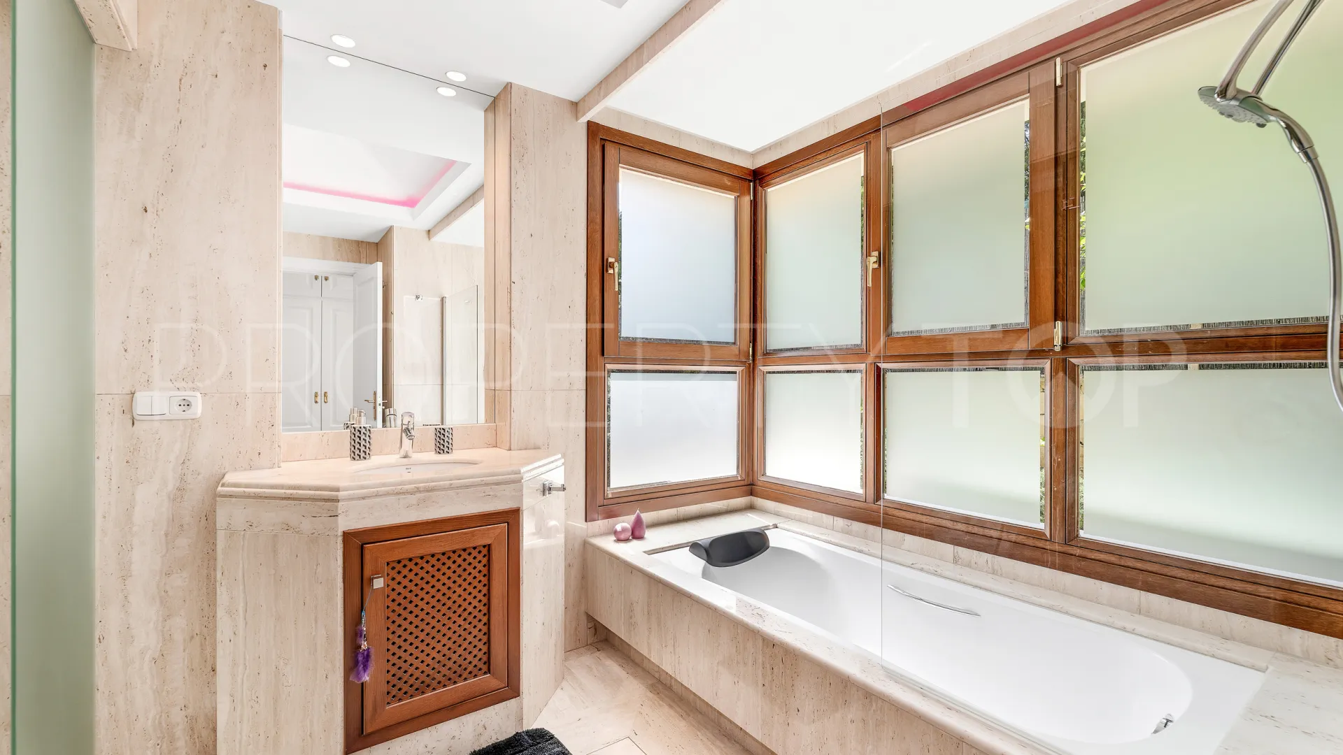 Nueva Andalucia 7 bedrooms villa for sale