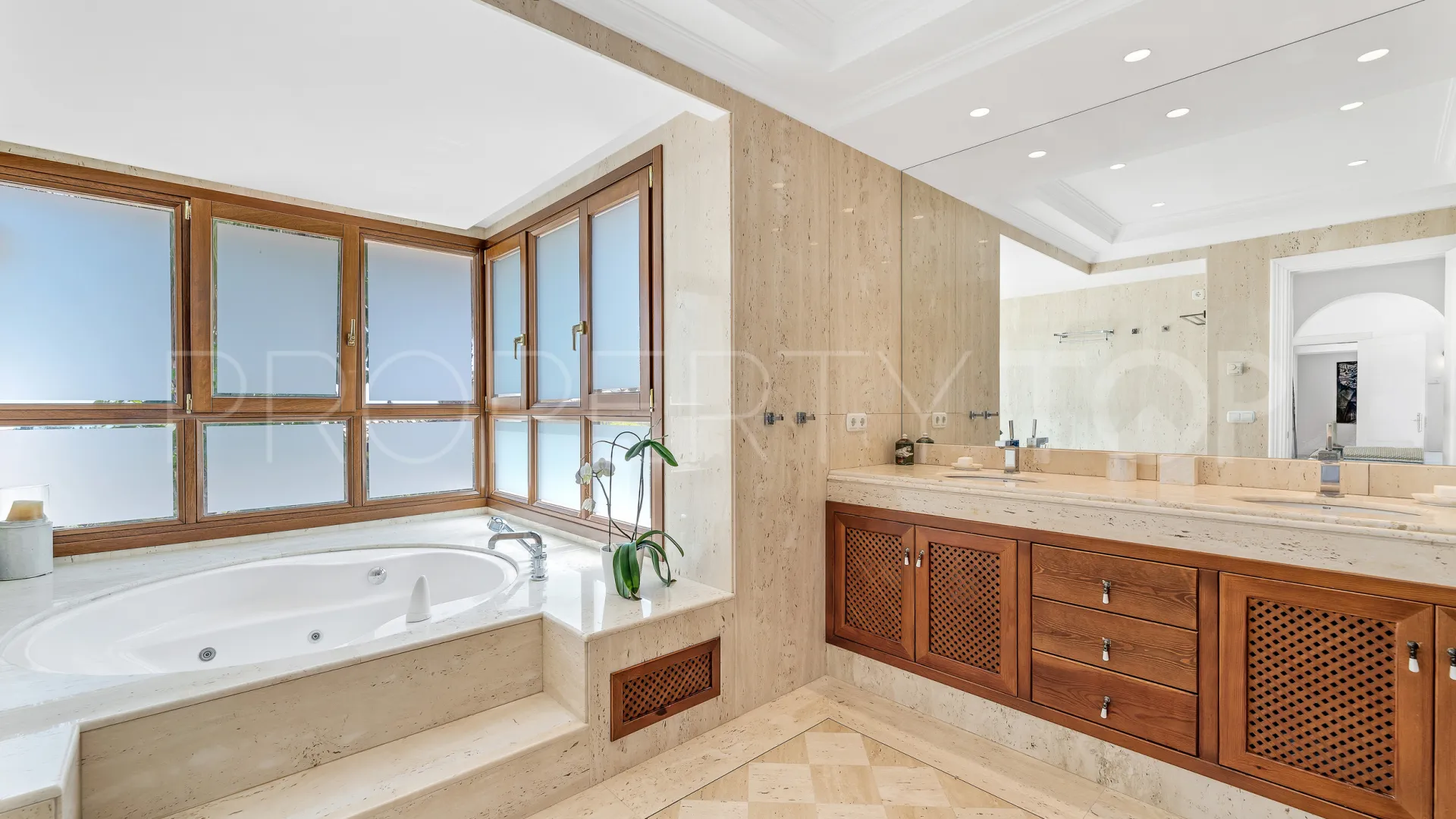 Nueva Andalucia 7 bedrooms villa for sale