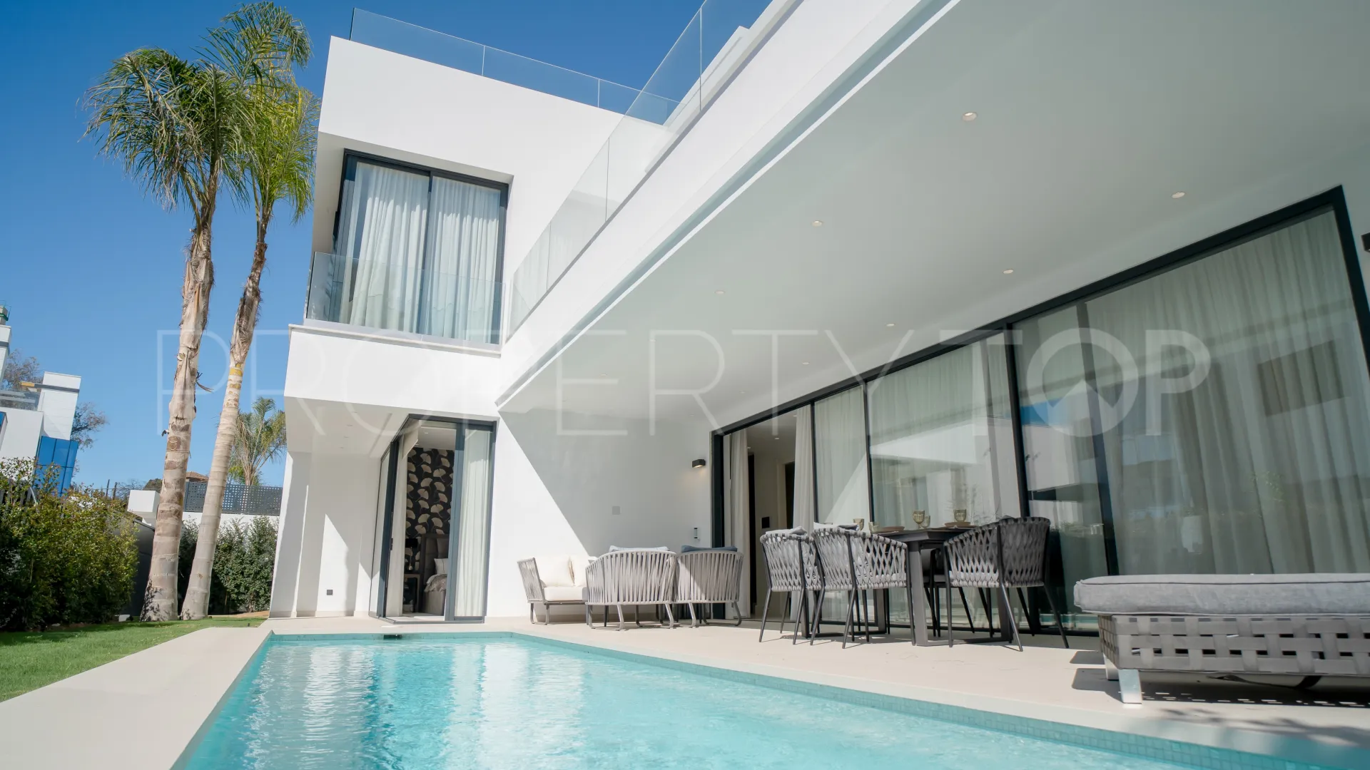 For sale villa in Rio Verde Playa with 4 bedrooms