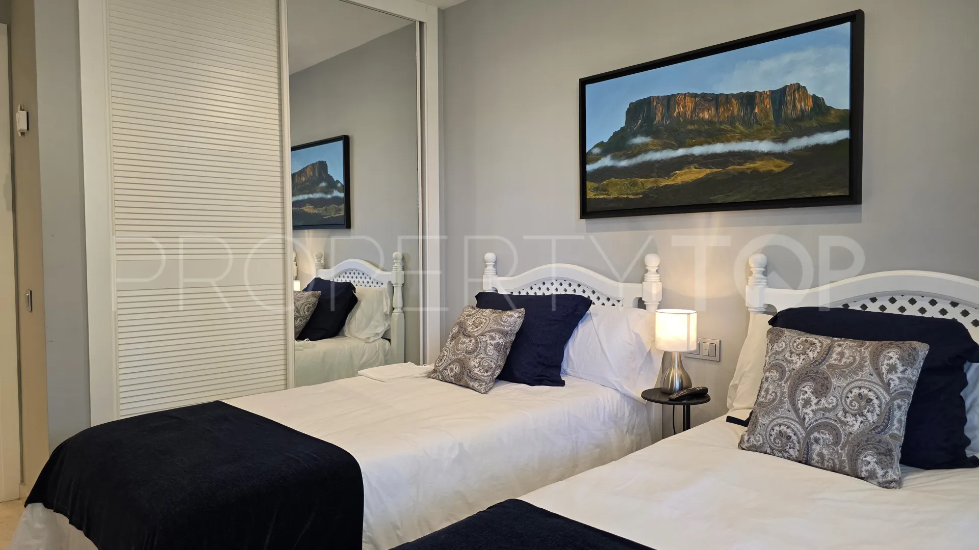 For sale apartment with 4 bedrooms in Los Granados Playa