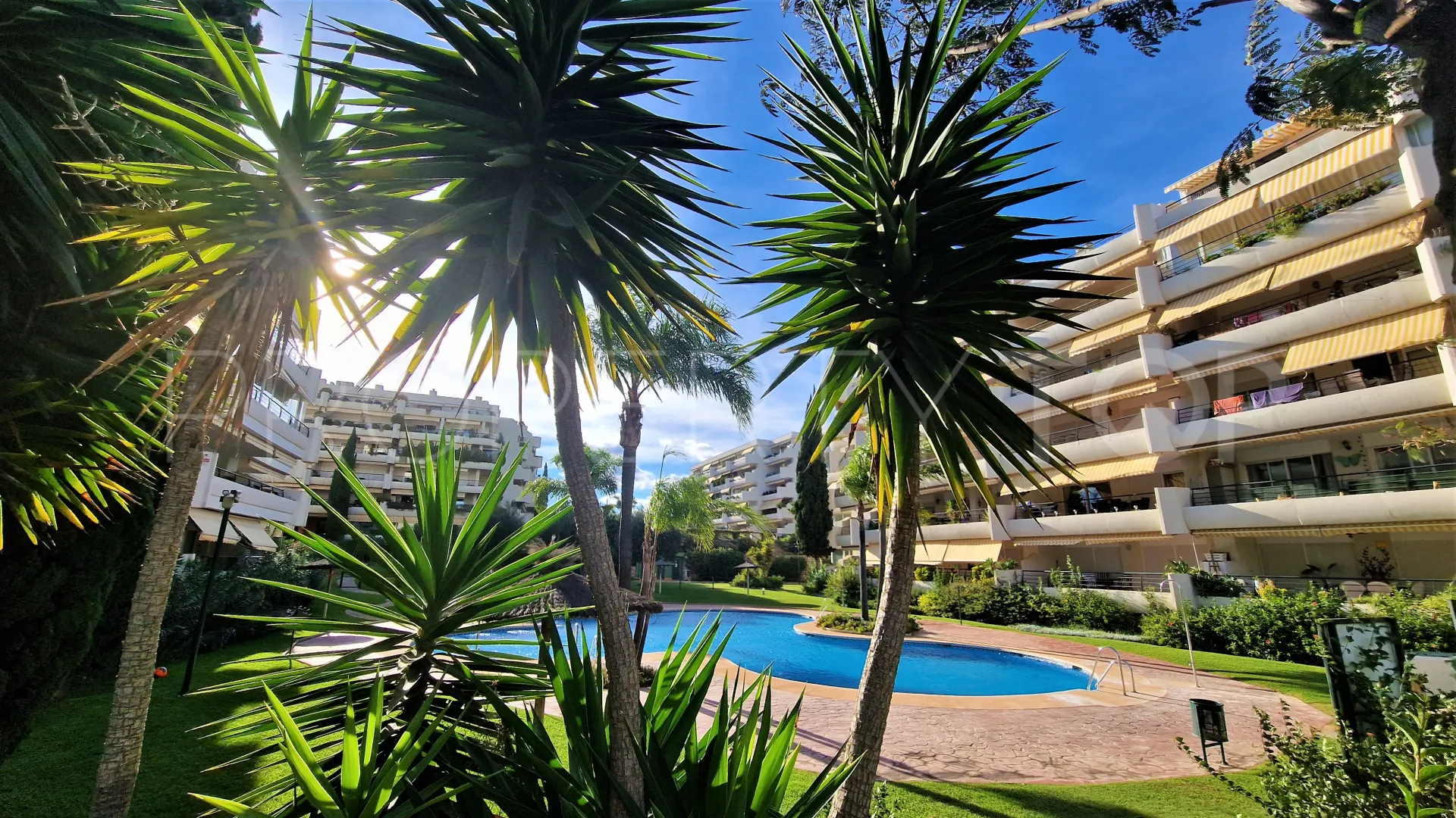 Atico duplex en venta en Guadalmina Alta con 3 dormitorios