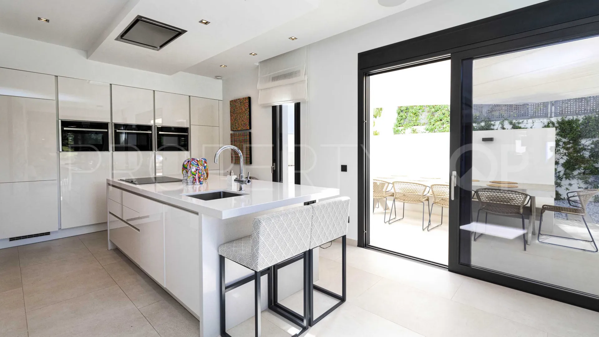 Buy villa in La Alqueria with 5 bedrooms