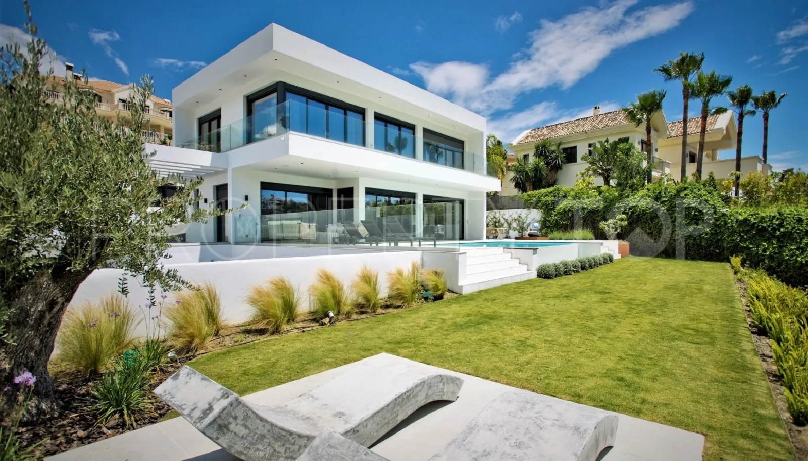 Buy villa in La Alqueria with 5 bedrooms