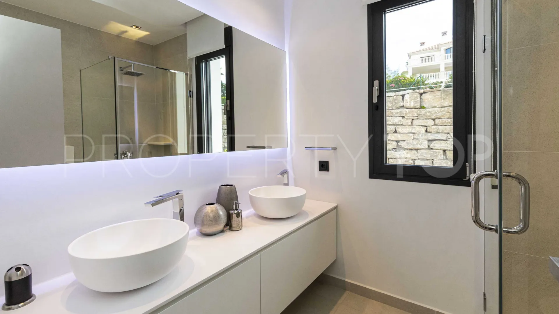 Buy villa in La Alqueria with 5 bedrooms