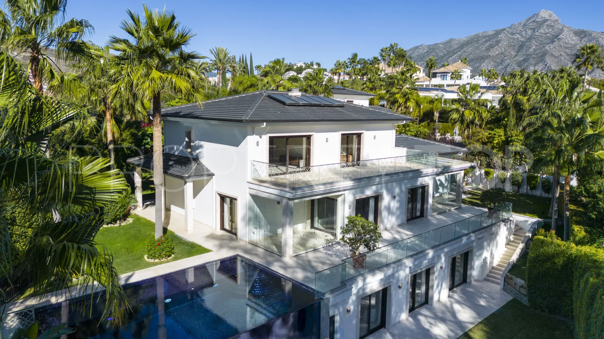 Villa de 5 dormitorios a la venta en Nueva Andalucia