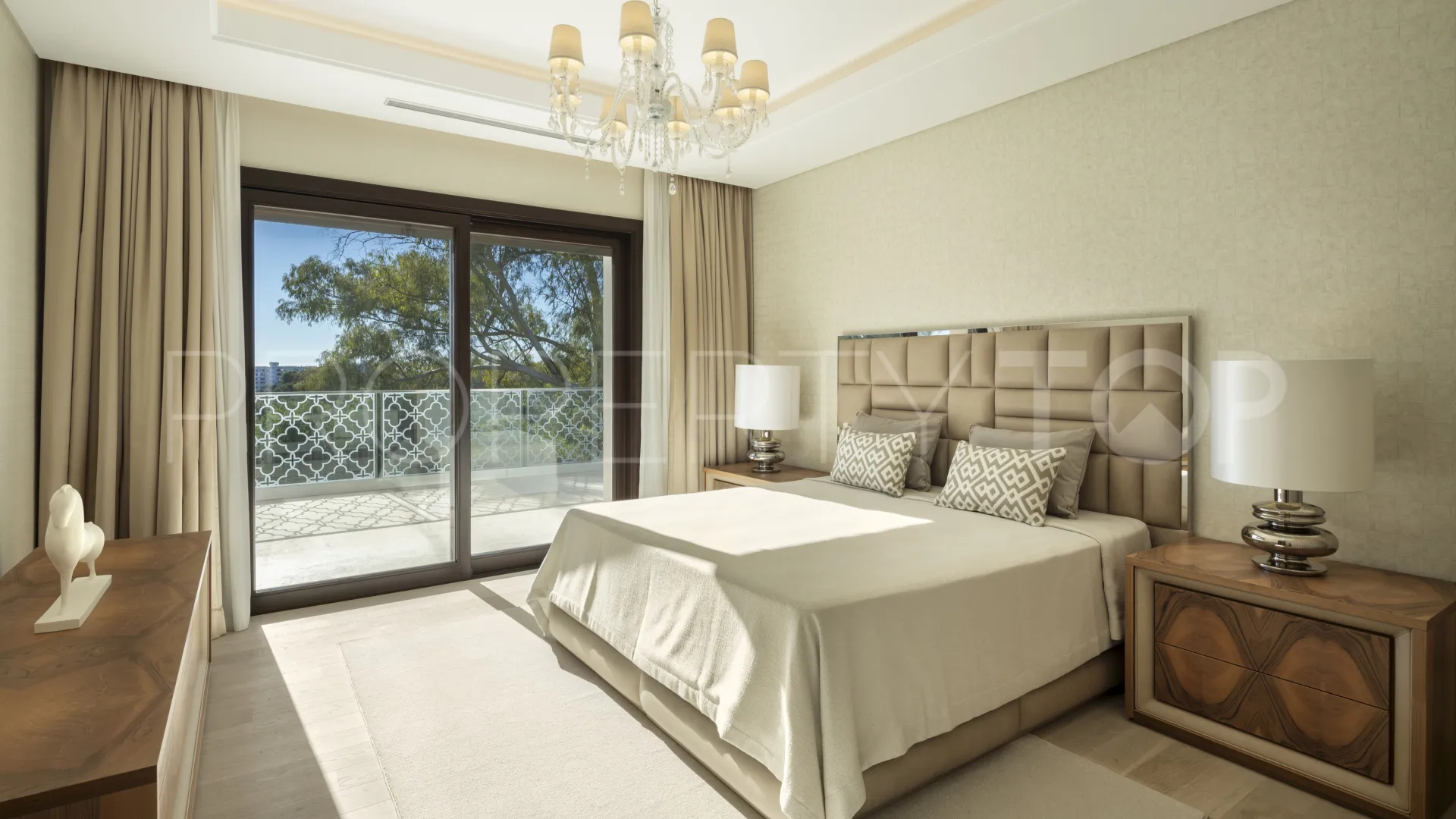 Villa de 5 dormitorios a la venta en Nueva Andalucia