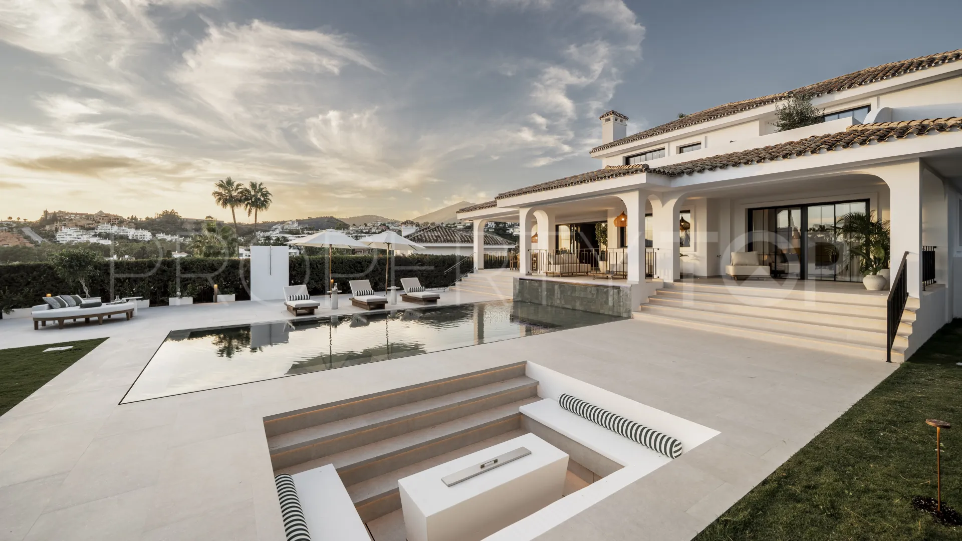 Villa de 5 dormitorios en venta en Nueva Andalucia