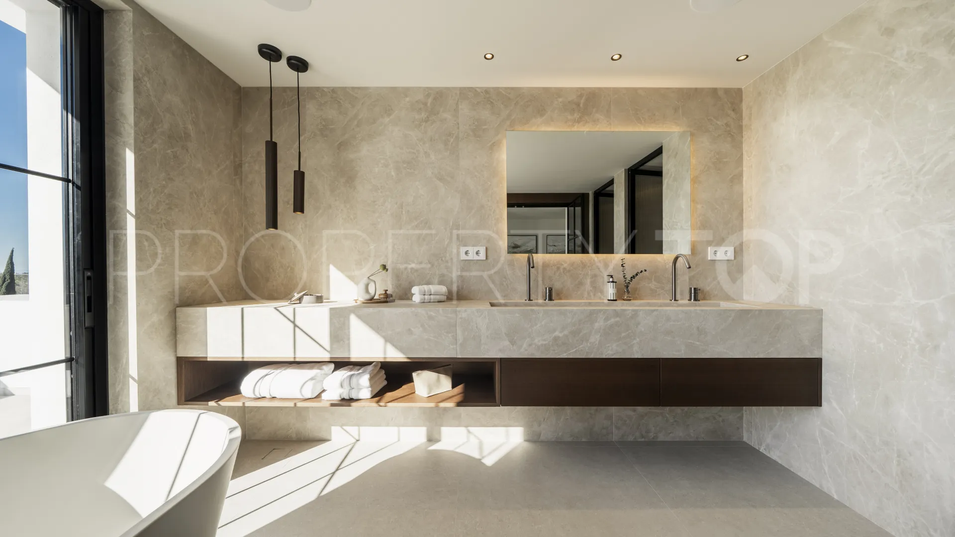 Villa de 5 dormitorios en venta en Nueva Andalucia