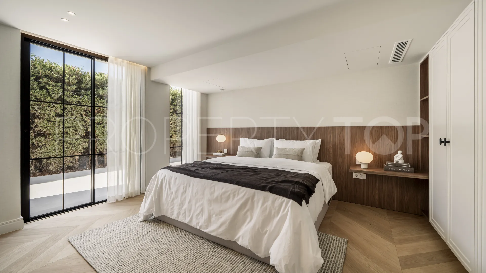 Villa de 5 dormitorios en venta en Nueva Andalucia