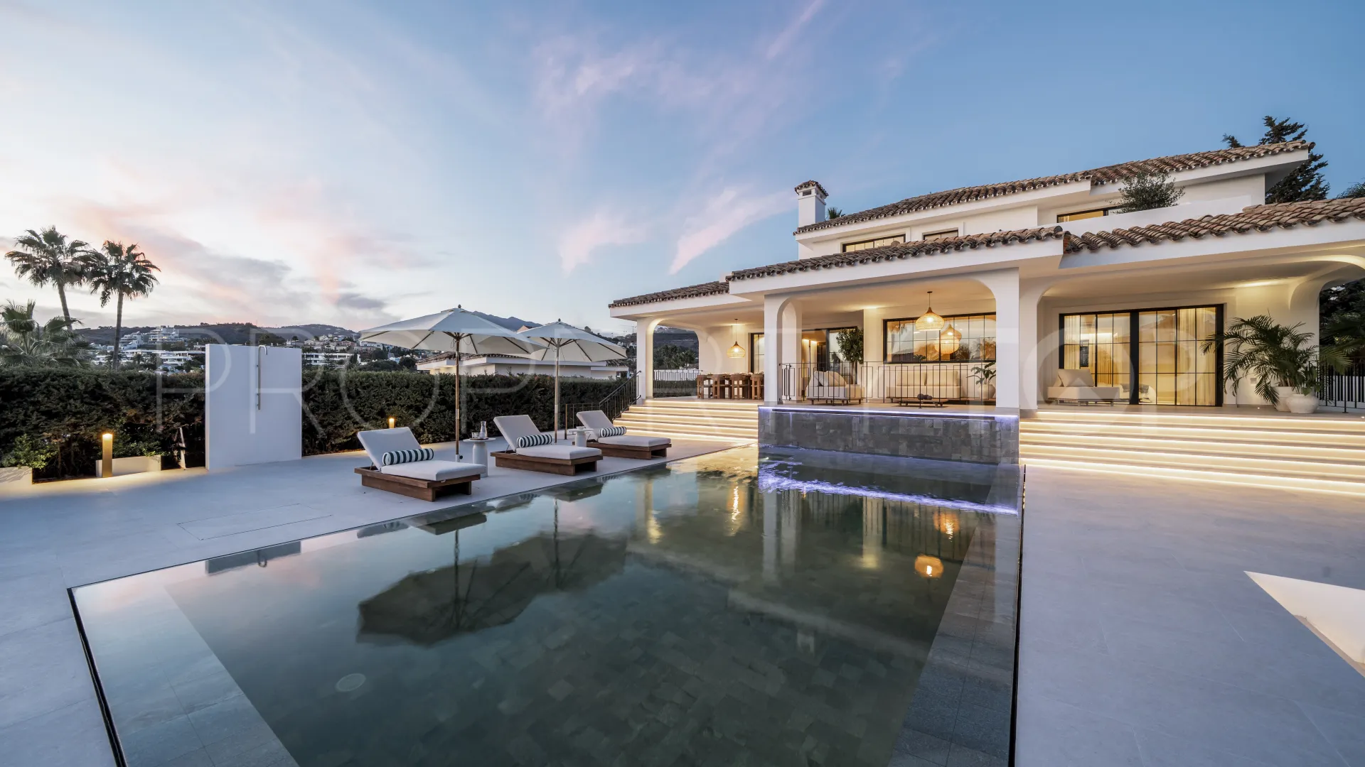 Villa de 5 dormitorios en venta en Nueva Andalucia