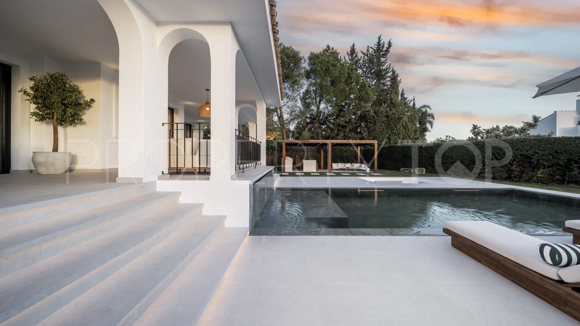 Villa de 5 dormitorios en venta en Nueva Andalucia