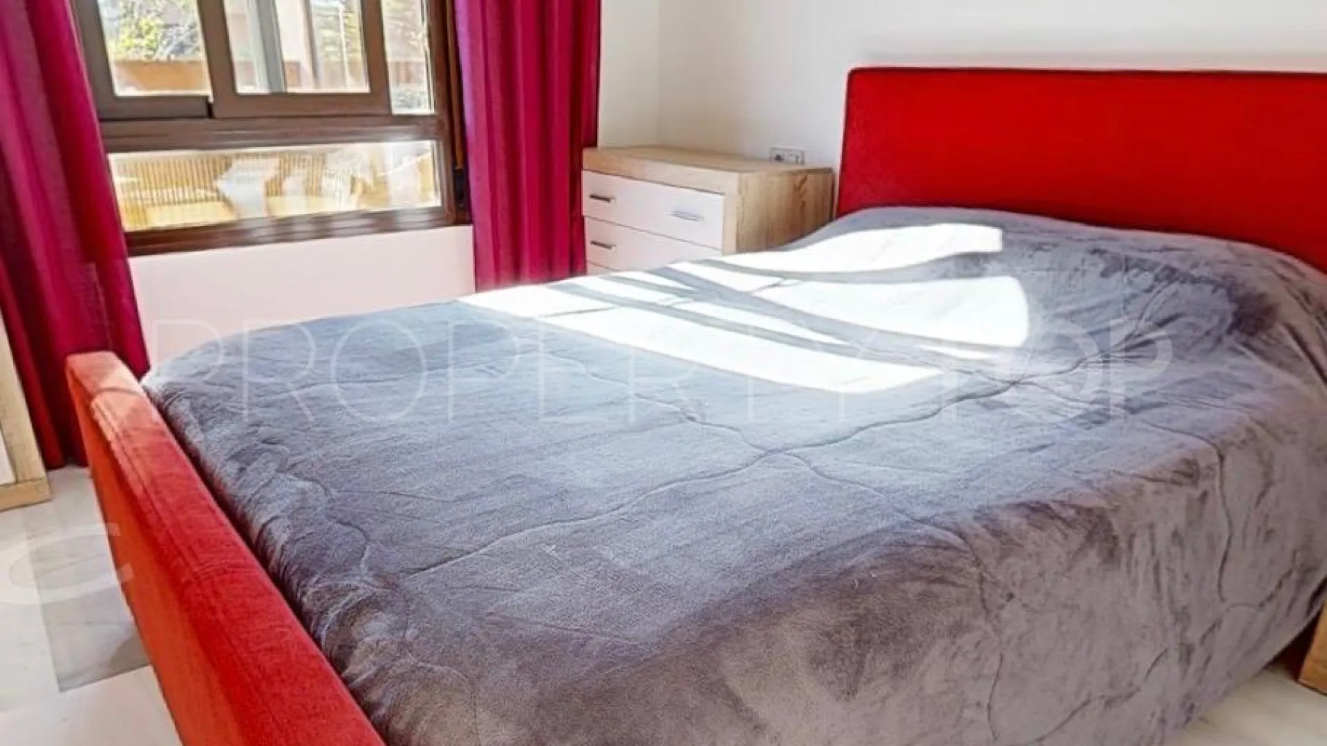 Comprar apartamento de 4 dormitorios en Hacienda del Sol
