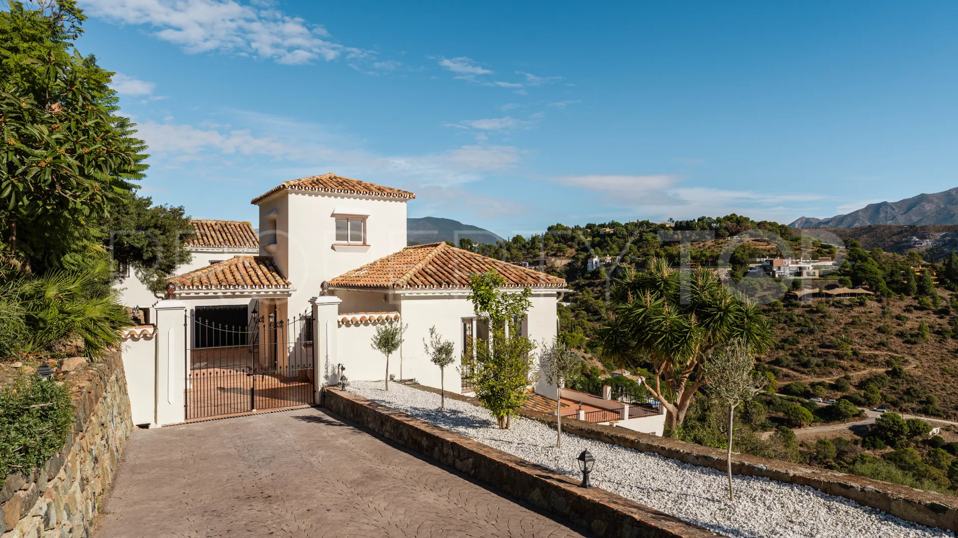 For sale El Madroñal villa with 6 bedrooms