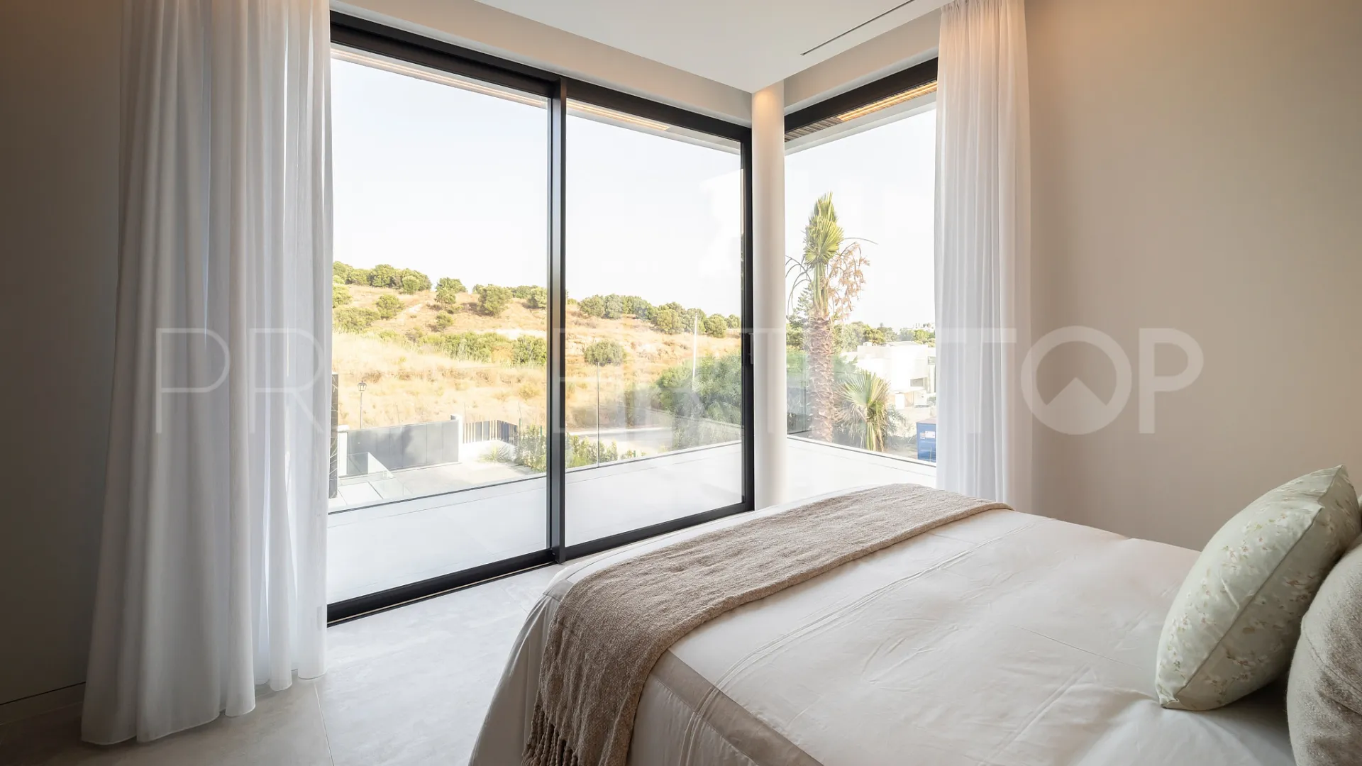 For sale Altos del Paraiso villa with 6 bedrooms