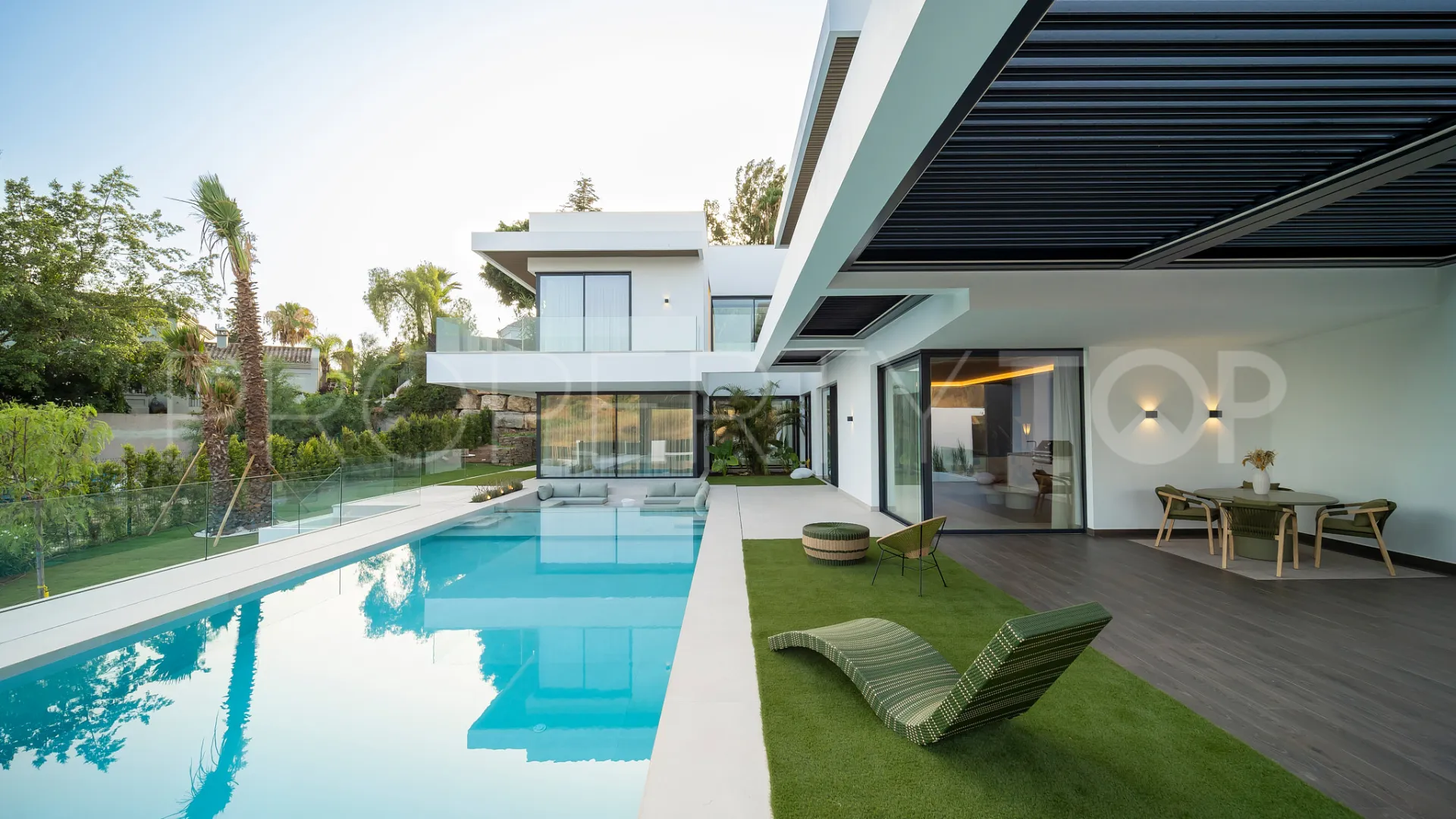 For sale Altos del Paraiso villa with 6 bedrooms
