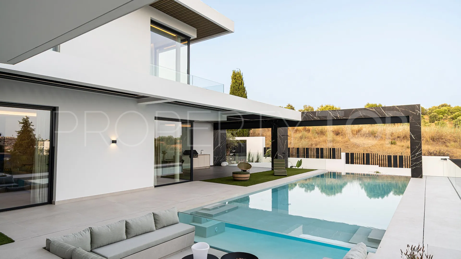 For sale Altos del Paraiso villa with 6 bedrooms