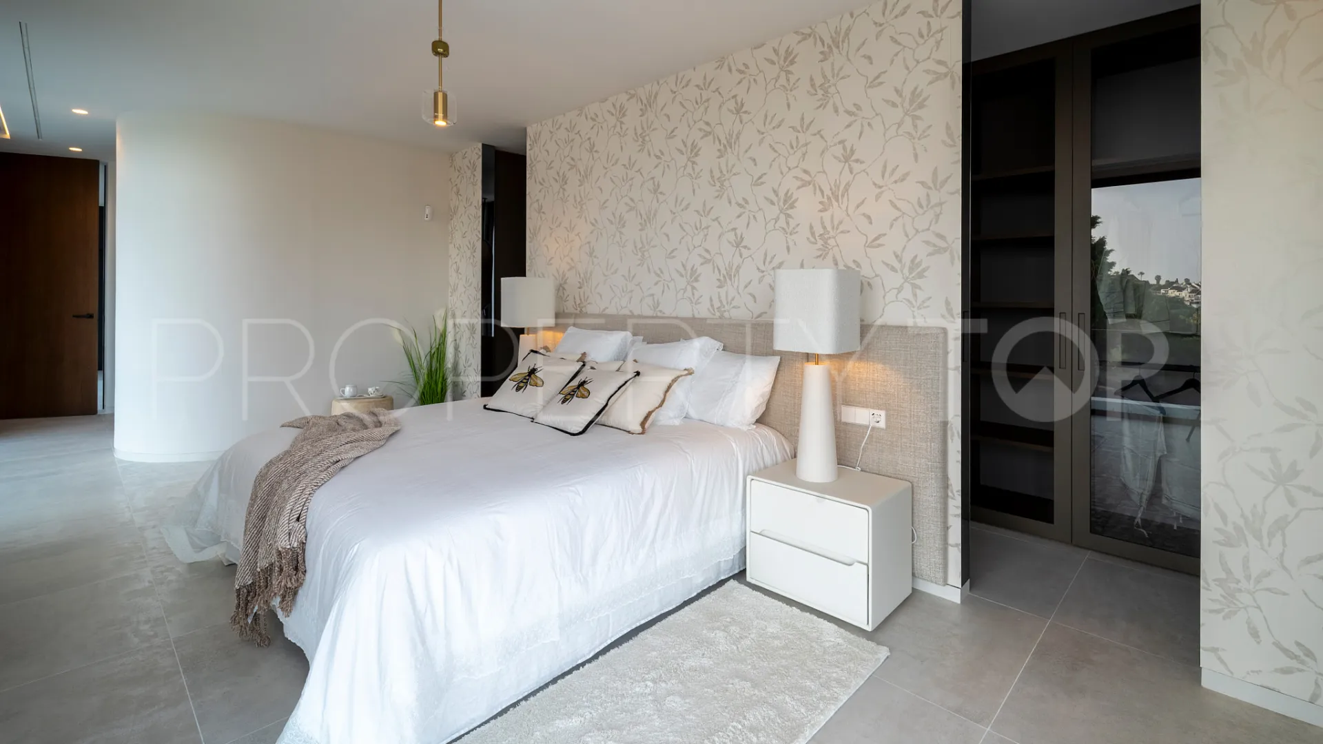 For sale Altos del Paraiso villa with 6 bedrooms