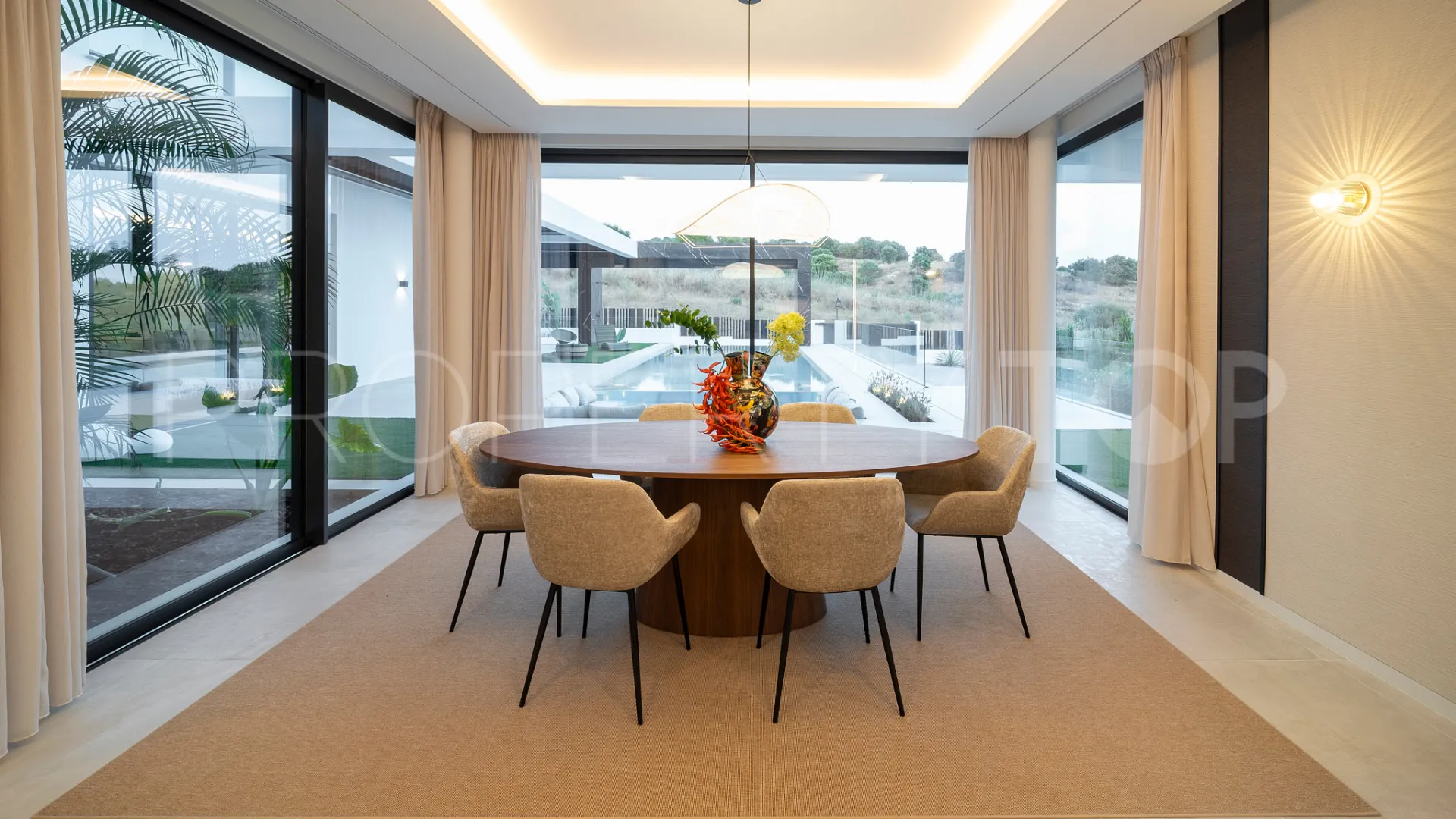 For sale Altos del Paraiso villa with 6 bedrooms