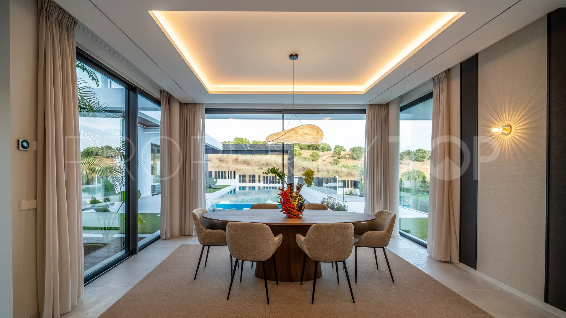 For sale Altos del Paraiso villa with 6 bedrooms