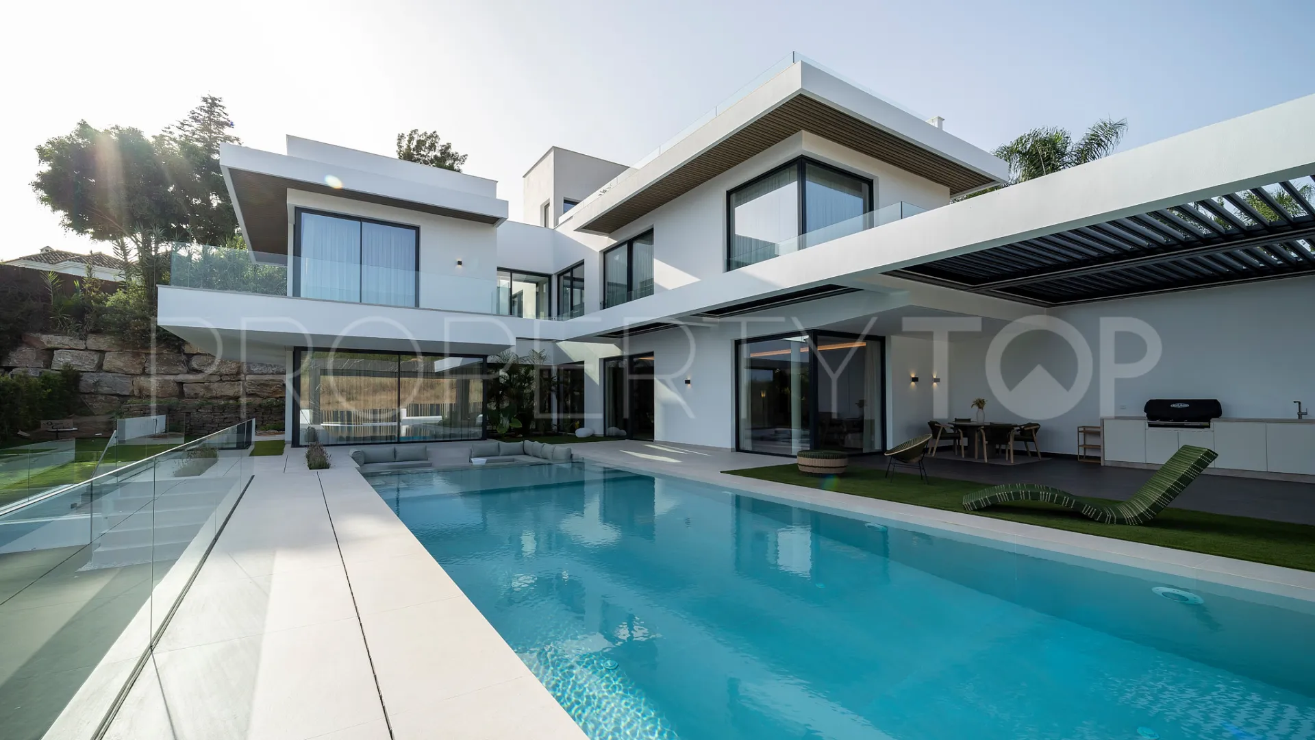 For sale Altos del Paraiso villa with 6 bedrooms
